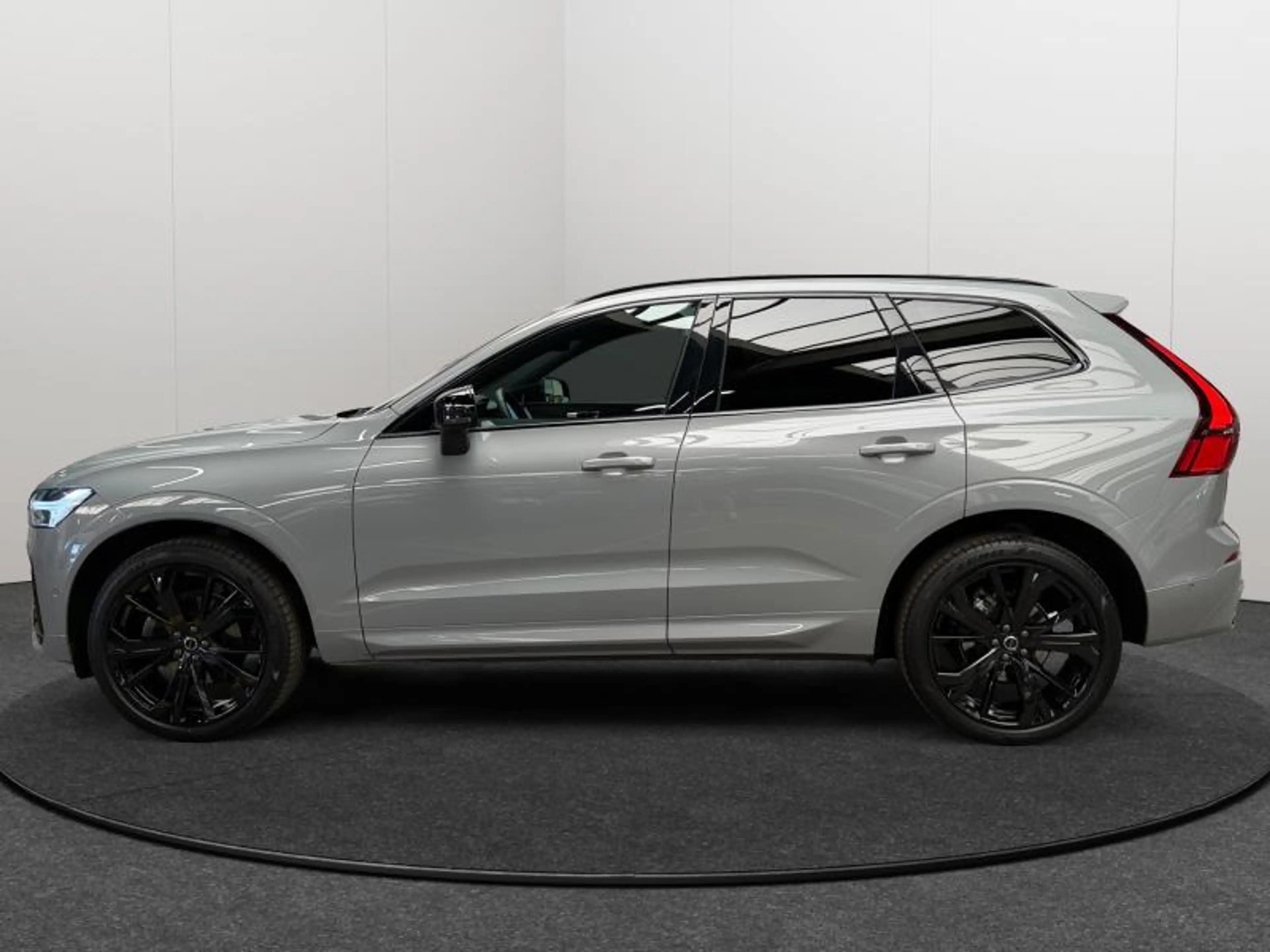 Volvo XC60 Facelift B5 AWD Plus Black Edition / Essence 2026 — photo 2