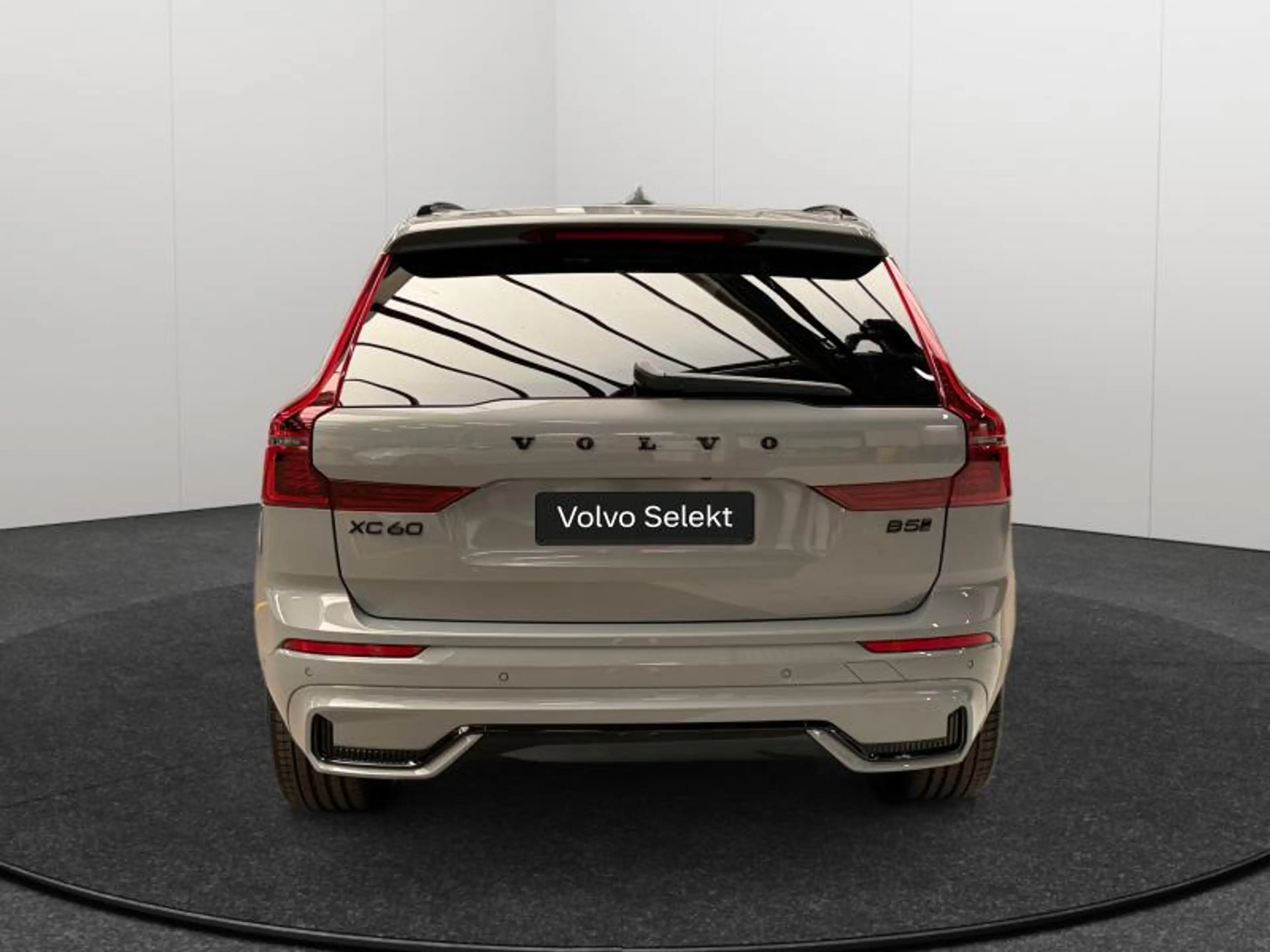 Volvo XC60 Facelift B5 AWD Plus Black Edition / Essence 2026 — photo 4