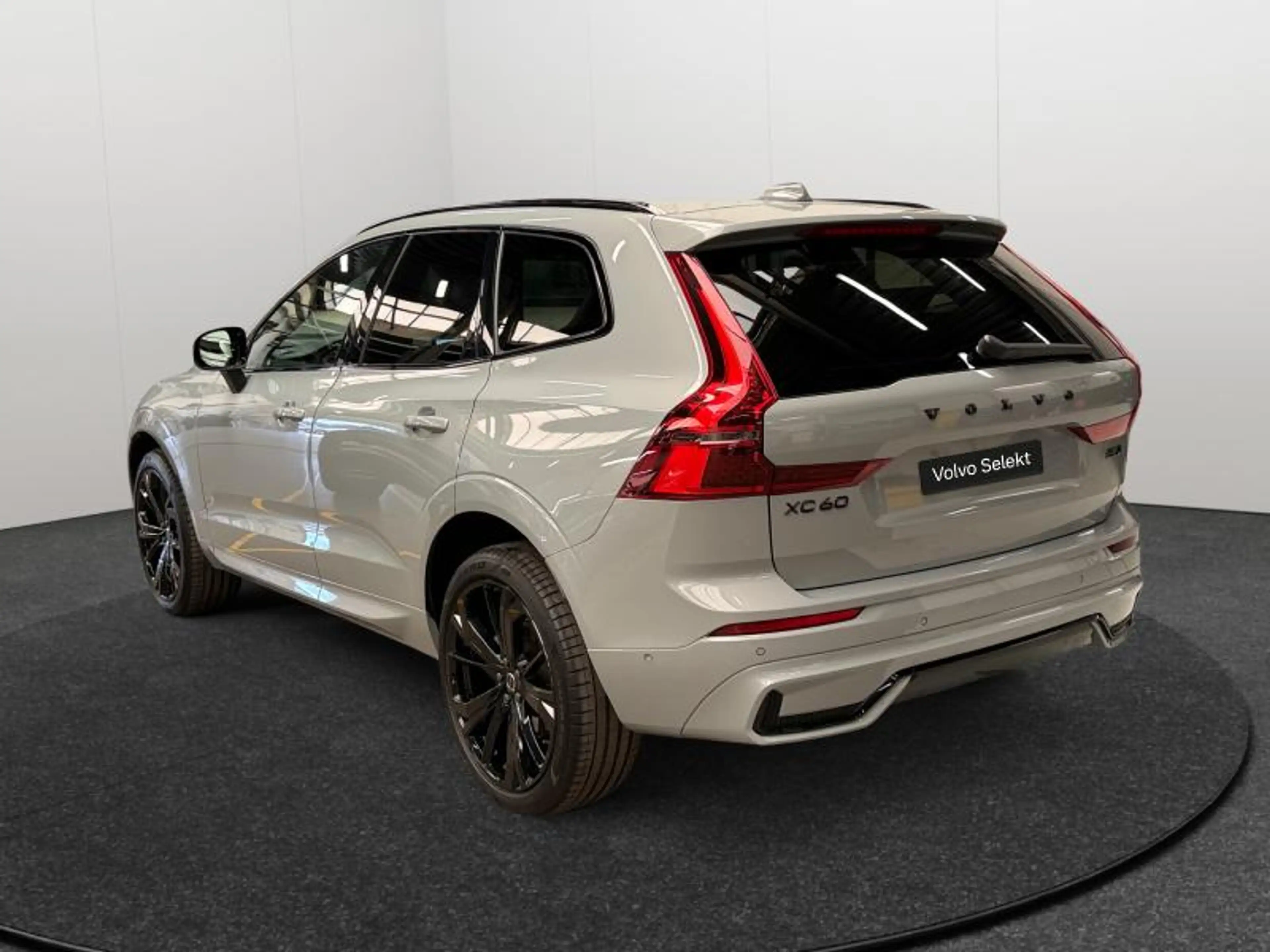 Volvo XC60 Facelift B5 AWD Plus Black Edition / Essence 2026 — photo 3