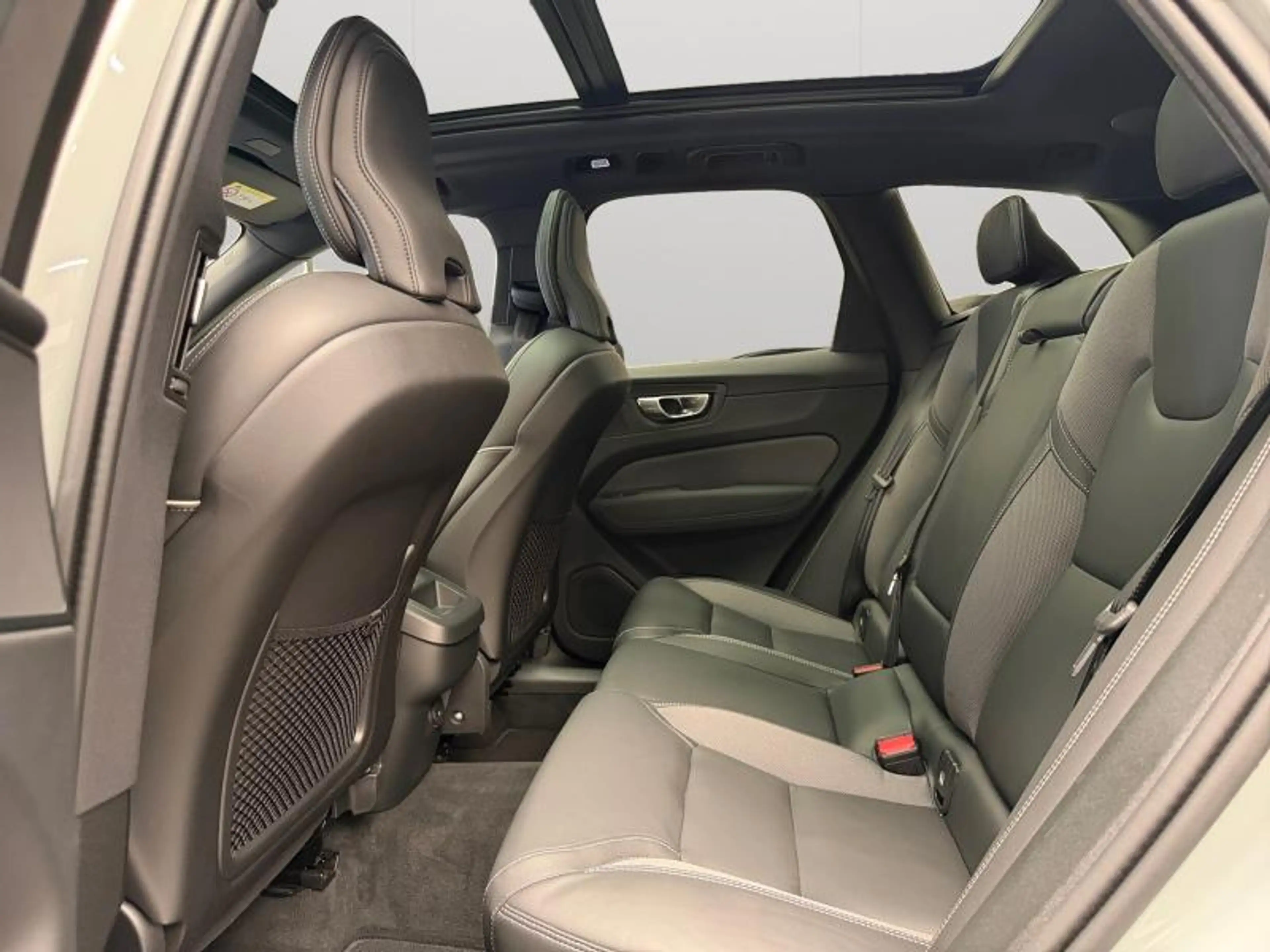 Volvo XC60 Facelift B5 AWD Plus Black Edition / Essence 2026 — photo 13