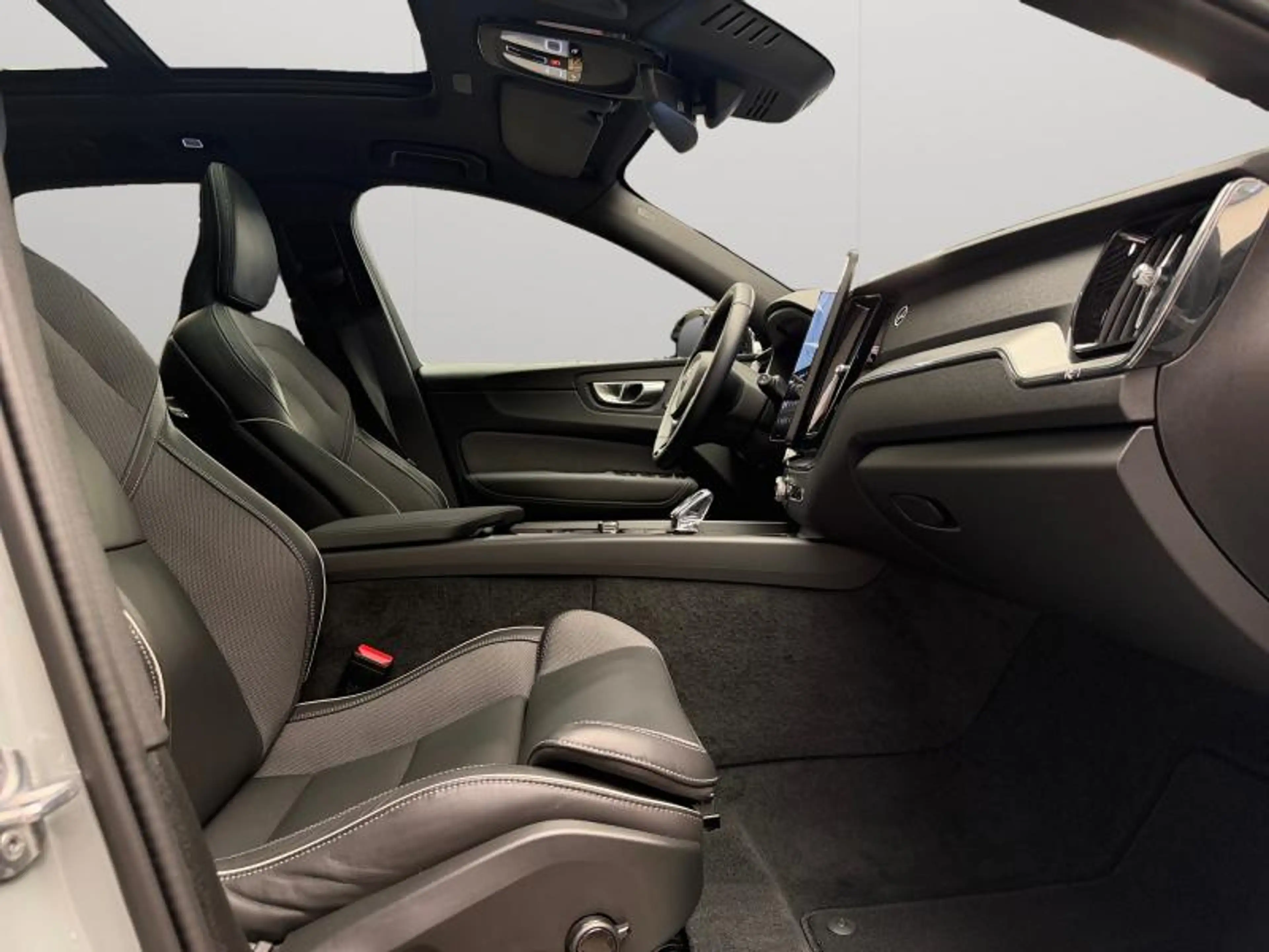 Volvo XC60 Facelift B5 AWD Plus Black Edition / Essence 2026 — photo 15