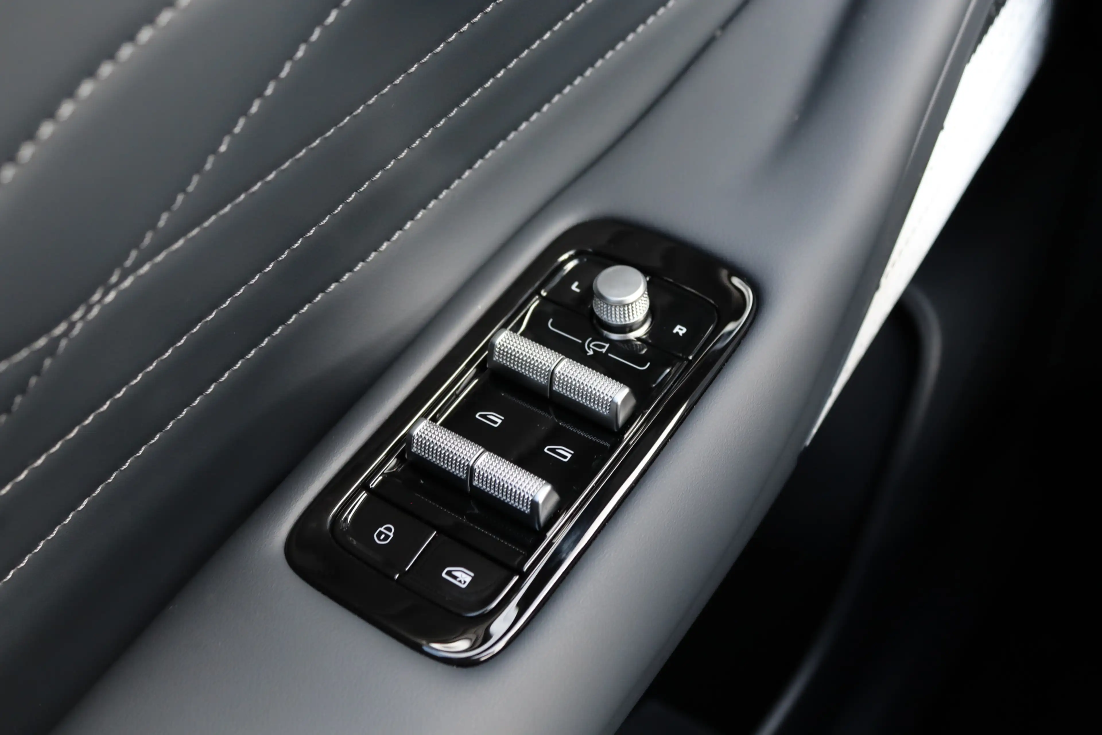 Geely Starray EM-i 1.5 Max+ Long Range [136km] Pano/Leder/Keyless/360 — photo 30