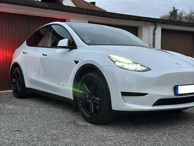 Imagine Tesla Model Y RWD (SR), Garantie, 8-Fach,  TOP Zustand,Zubehör
