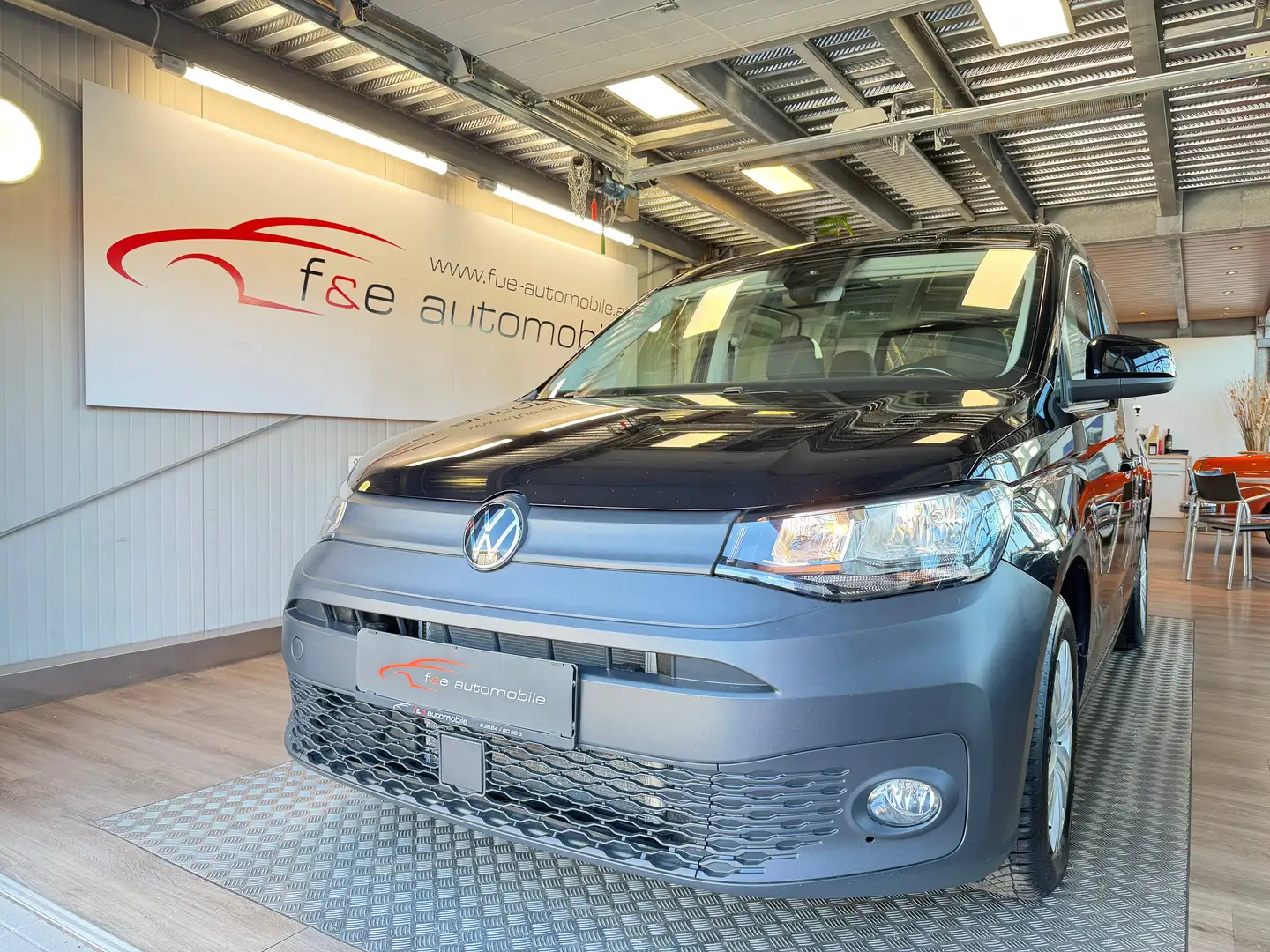 Volkswagen Caddy Basis 4Motion Schwarz - 1