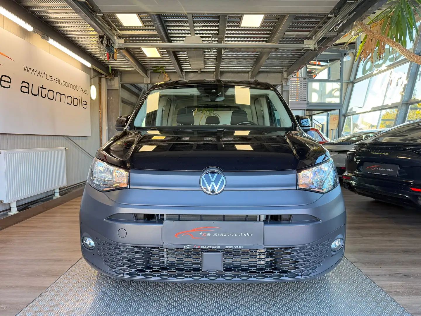 Volkswagen Caddy Basis 4Motion Schwarz - 2