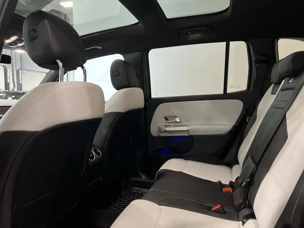 Mercedes-Benz GLB снимка Mercedes-Benz GLB