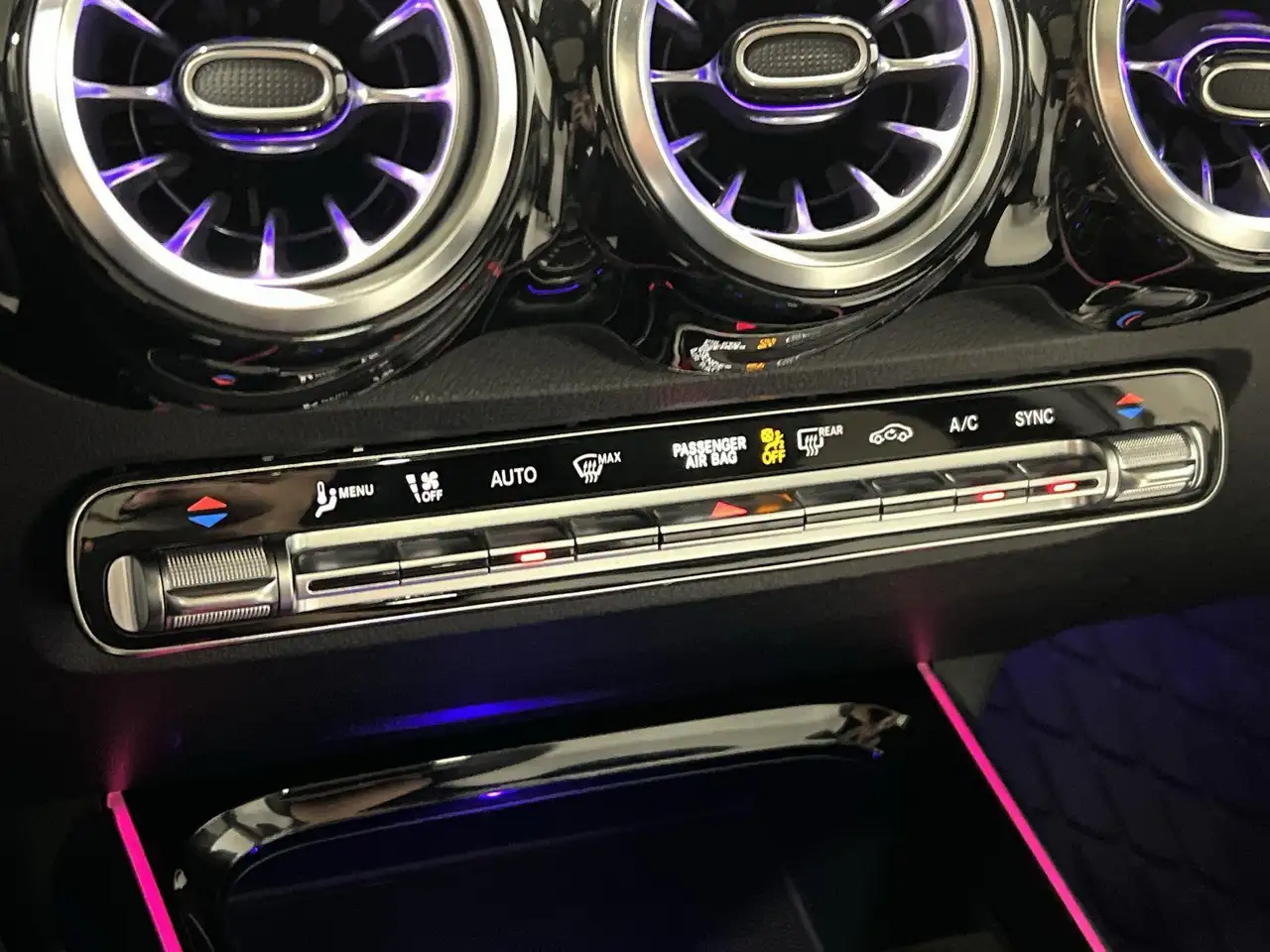 Mercedes-Benz GLB снимка Mercedes-Benz GLB