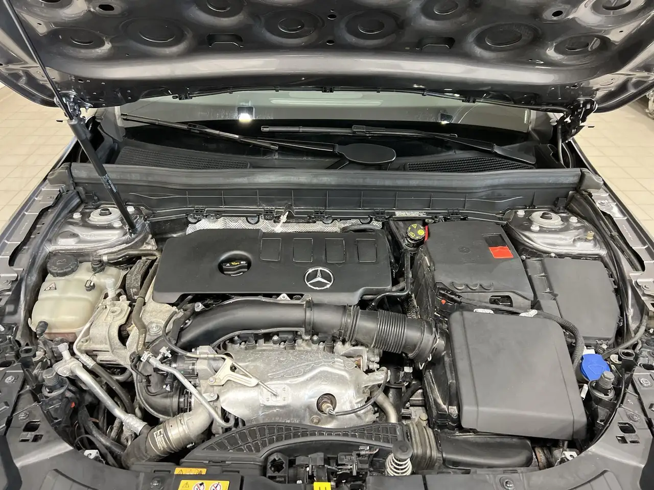 Mercedes-Benz GLB снимка Mercedes-Benz GLB