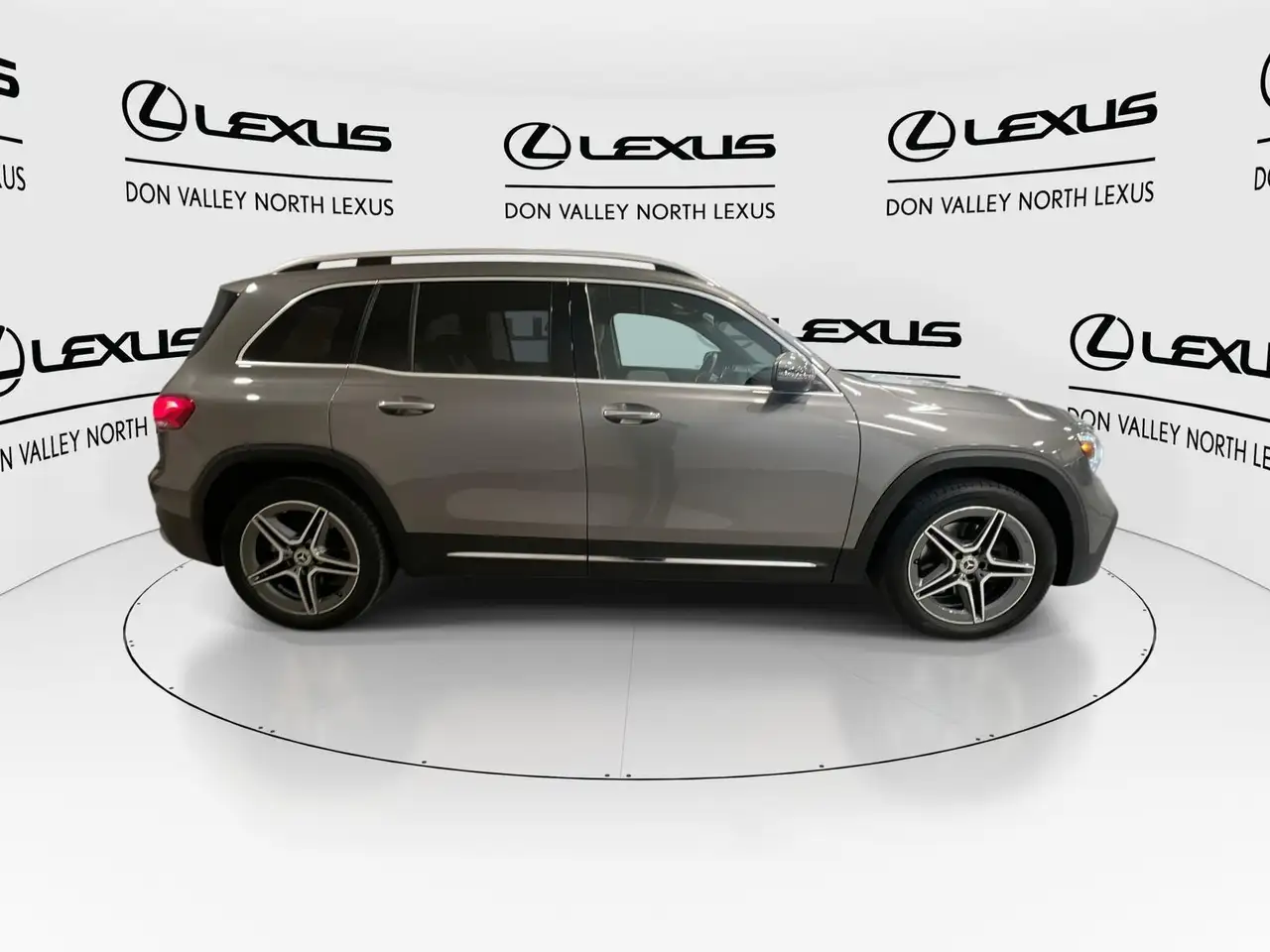 Mercedes-Benz GLB снимка Mercedes-Benz GLB