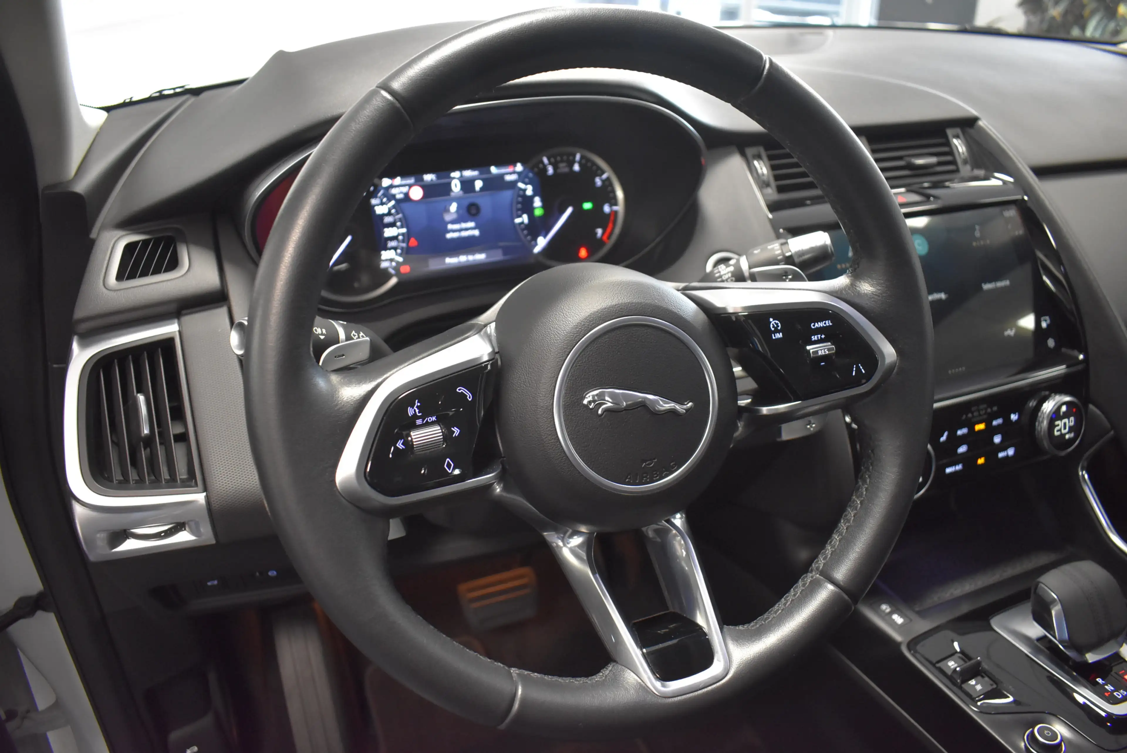 Jaguar E-Pace P160 Aut. LED Navi Kamera PDC 1-Hand — photo 14