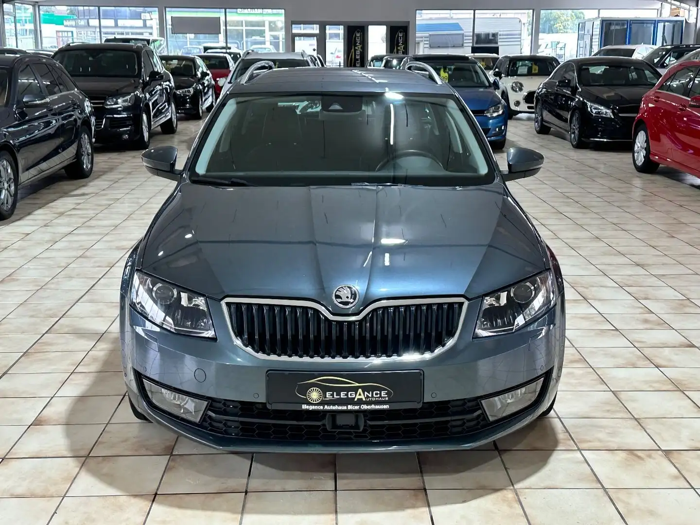 Skoda Octavia Combi Elegance*BI-XENON*ACC*NAVI*AUTOMA* Gris - 2