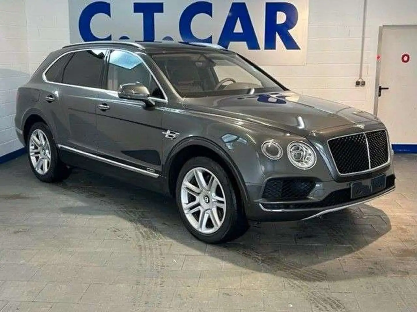 Bentley Bentayga 4.0 V8 Diesel 4WD Mulliner VOLL Šedá - 1