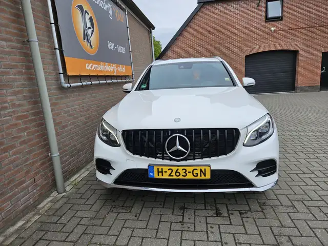 Mercedes-Benz GLC view 2