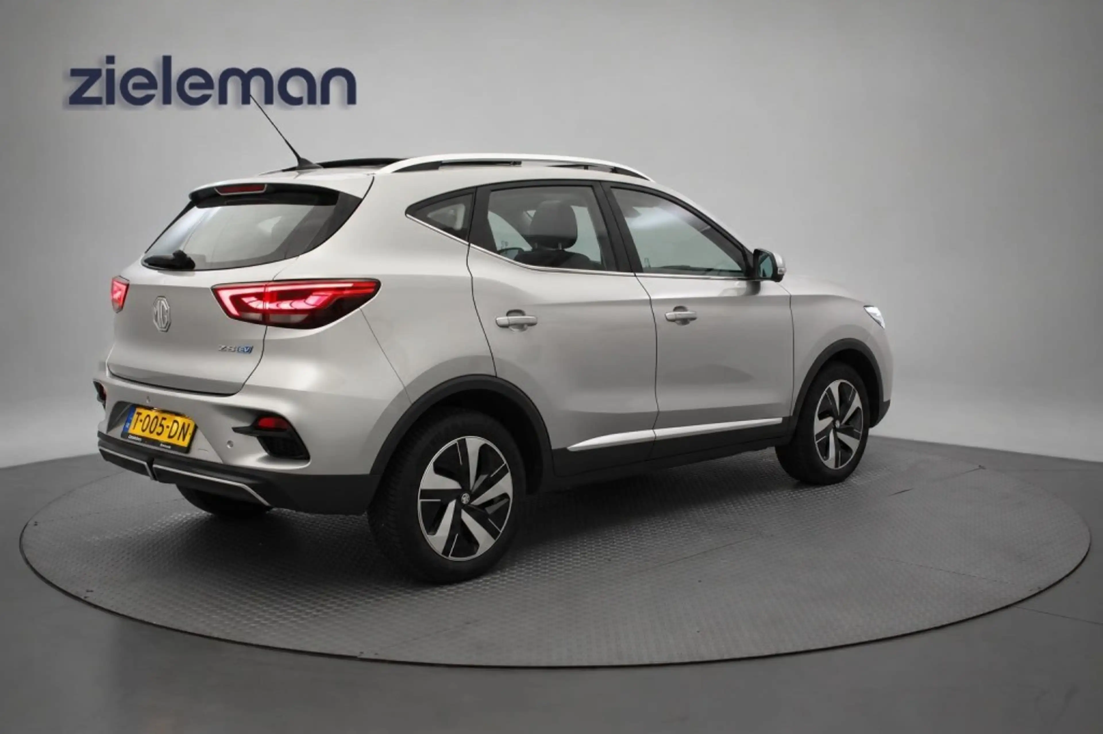 MG ZS Long Range Luxury 70 kWh - Panorama, Carplay, Came — photo 15