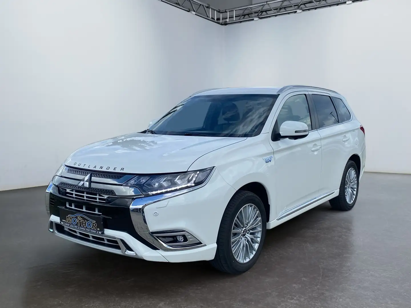 Mitsubishi Outlander Plus Spirit 2.4 PHEV TEMP PDC NAVI Weiß - 2