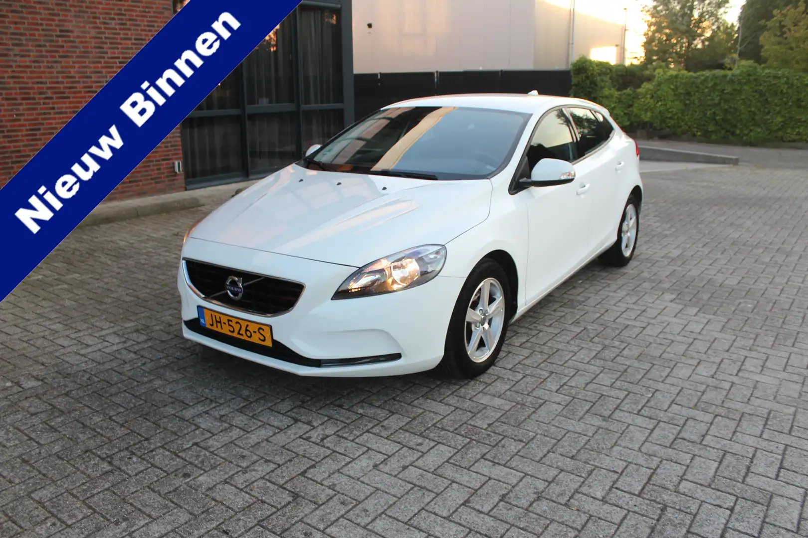 Volvo V40 2.0 T2 Kinetic Clima-Cruise-Parkeersensoren-Navi-T Wit - 1