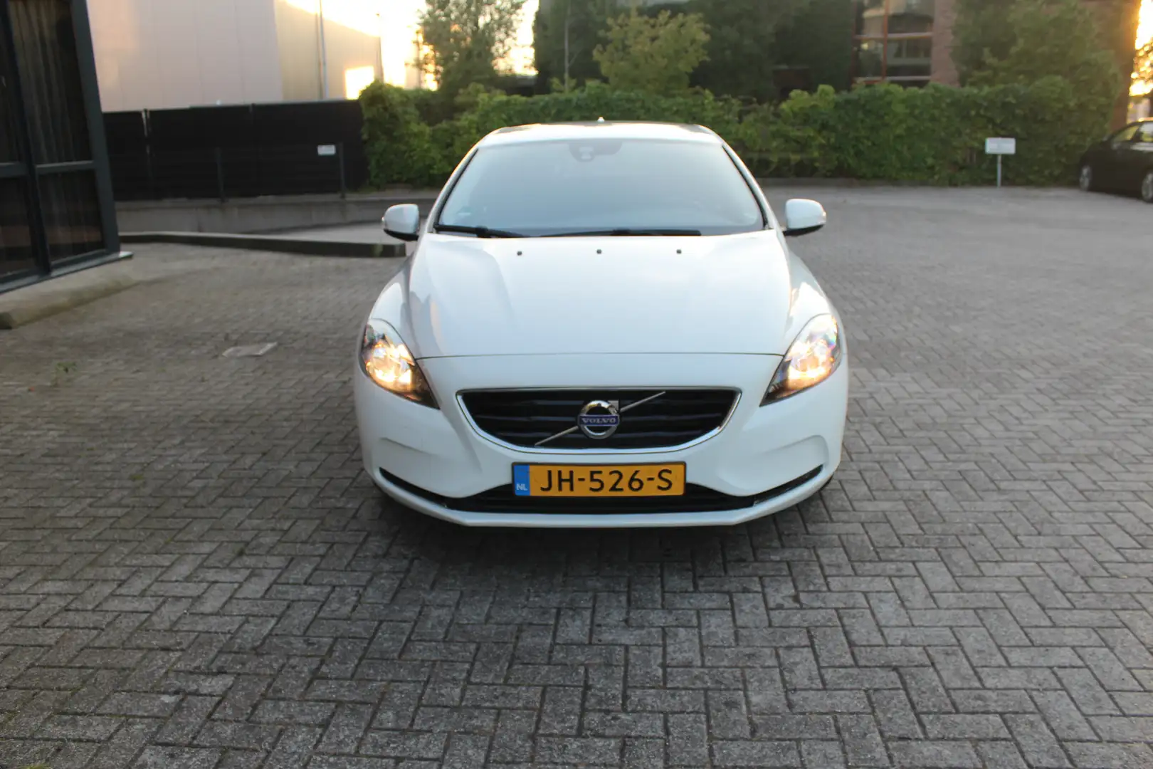 Volvo V40 2.0 T2 Kinetic Clima-Cruise-Parkeersensoren-Navi-T Wit - 2