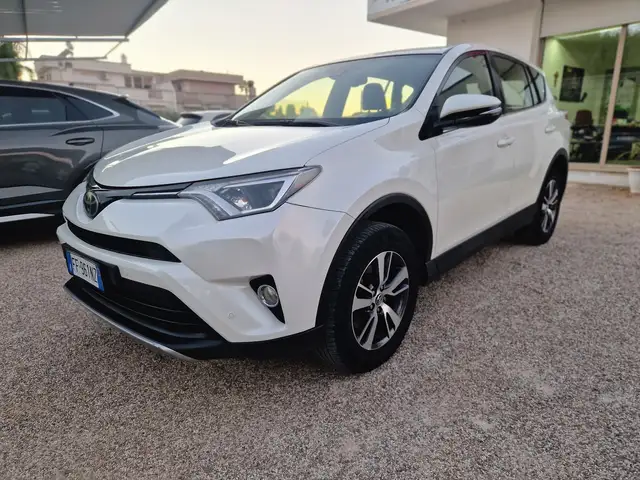 Toyota RAV4 2.0 d-4d Lounge 2wd mt my17