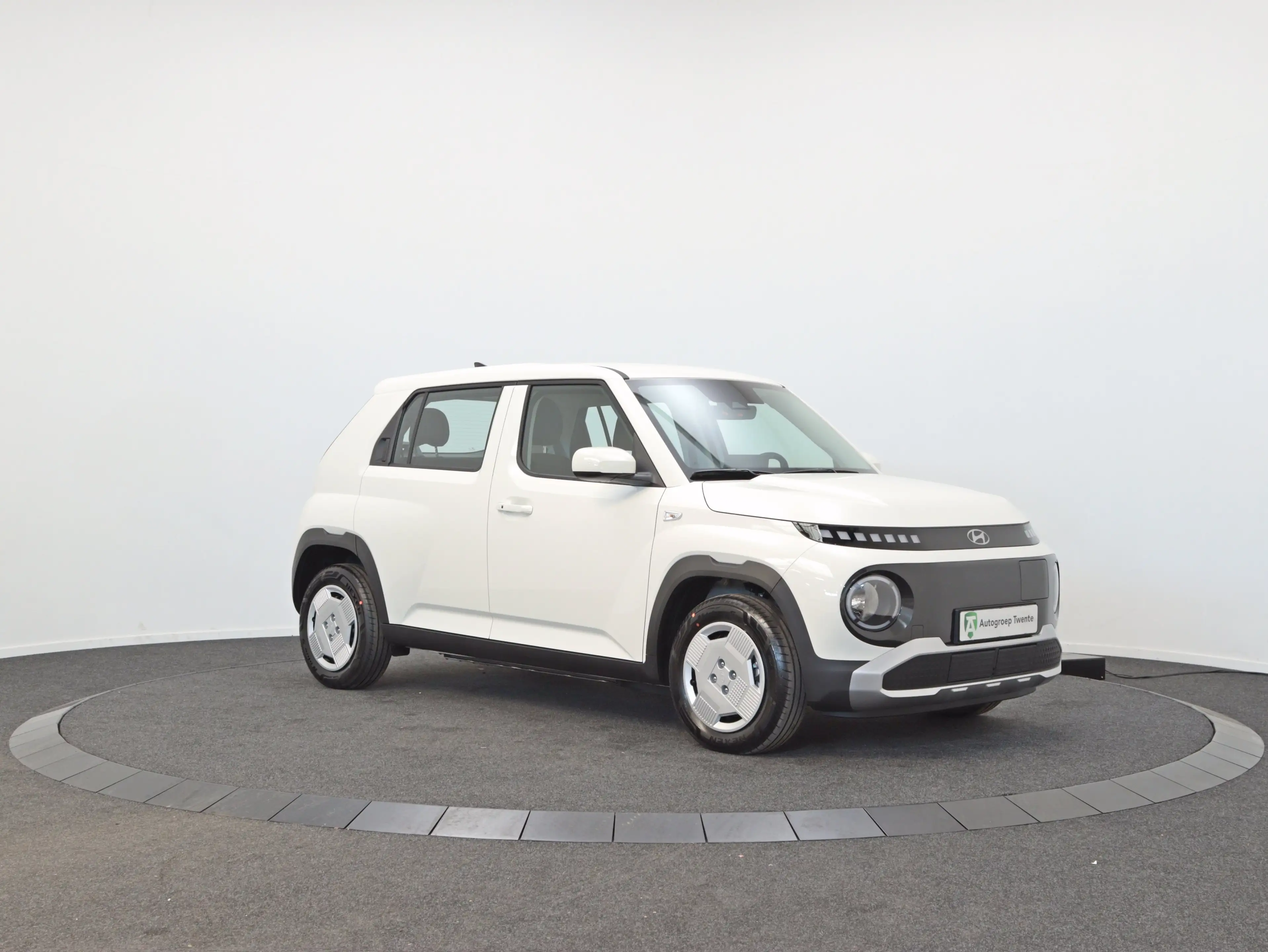 Hyundai Inster Electric 42 kWh E-Motion (Unbleached Ivory) — photo 11