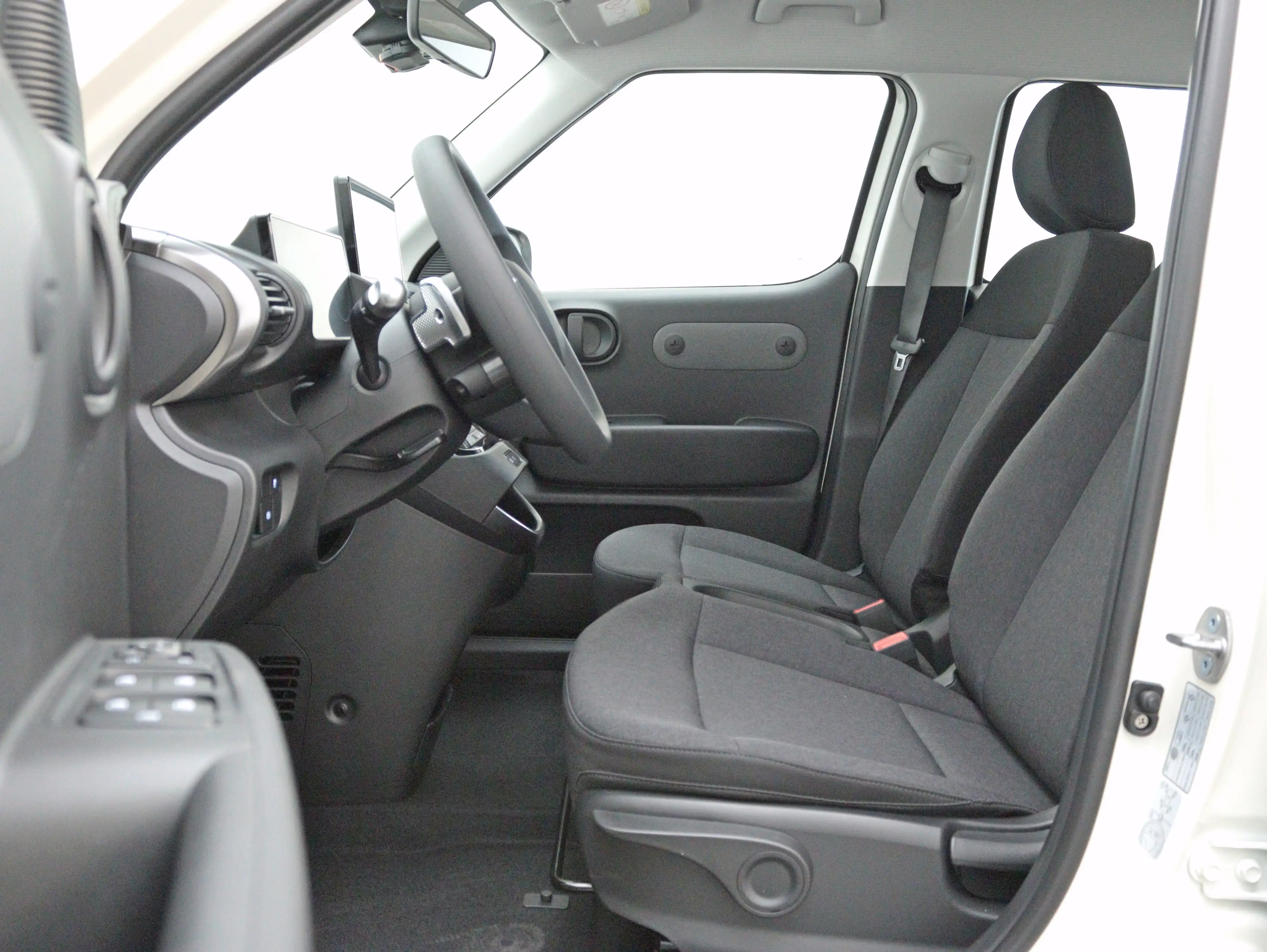Hyundai Inster Electric 42 kWh E-Motion (Unbleached Ivory) — photo 13