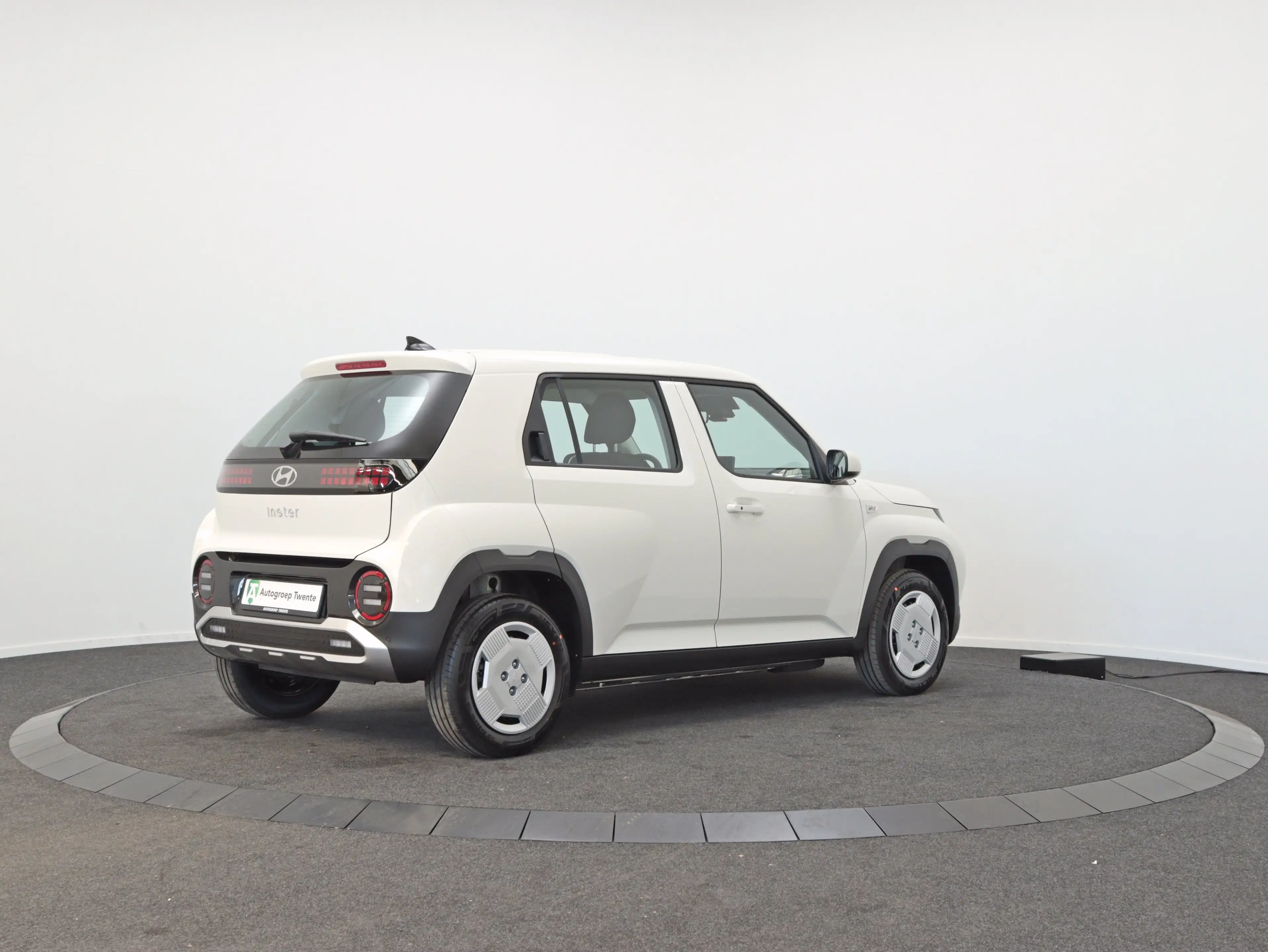 Hyundai Inster Electric 42 kWh E-Motion (Unbleached Ivory) — photo 2