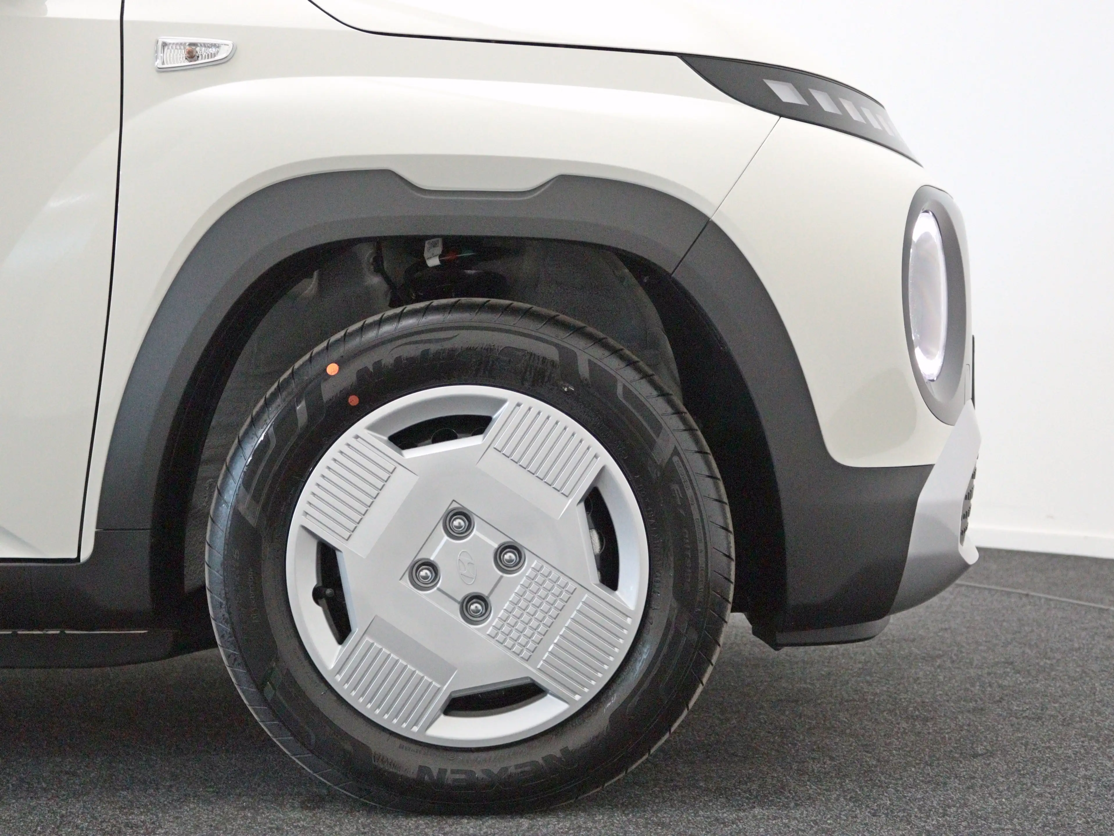 Hyundai Inster Electric 42 kWh E-Motion (Unbleached Ivory) — photo 10