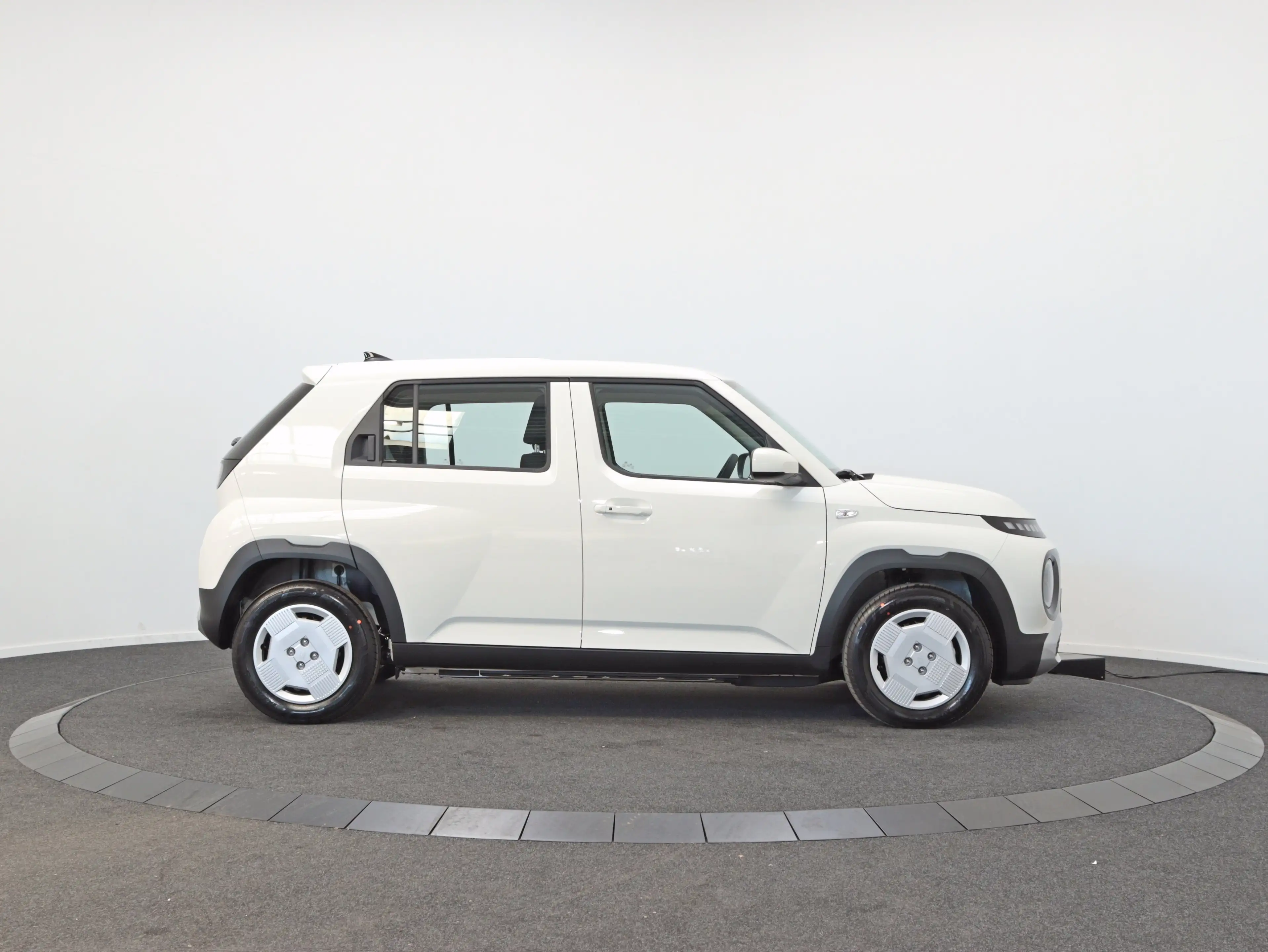 Hyundai Inster Electric 42 kWh E-Motion (Unbleached Ivory) — photo 9