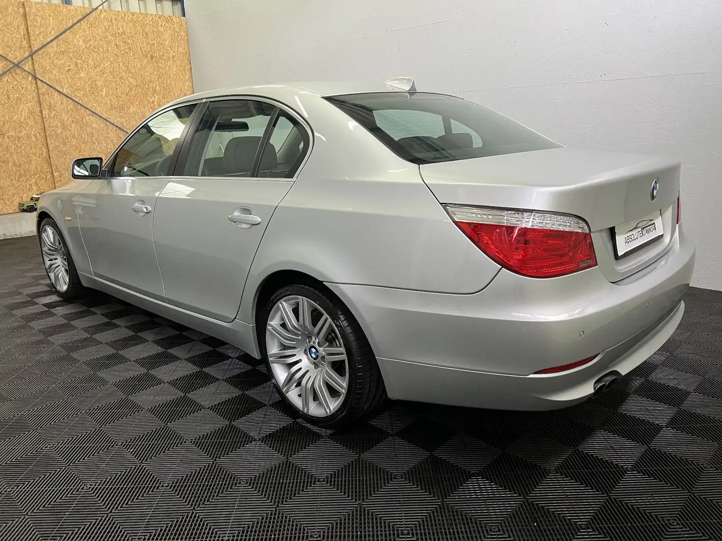BMW 523 i E60 Autom. LCI *AHK *Xenon *Navi Stříbrná - 2
