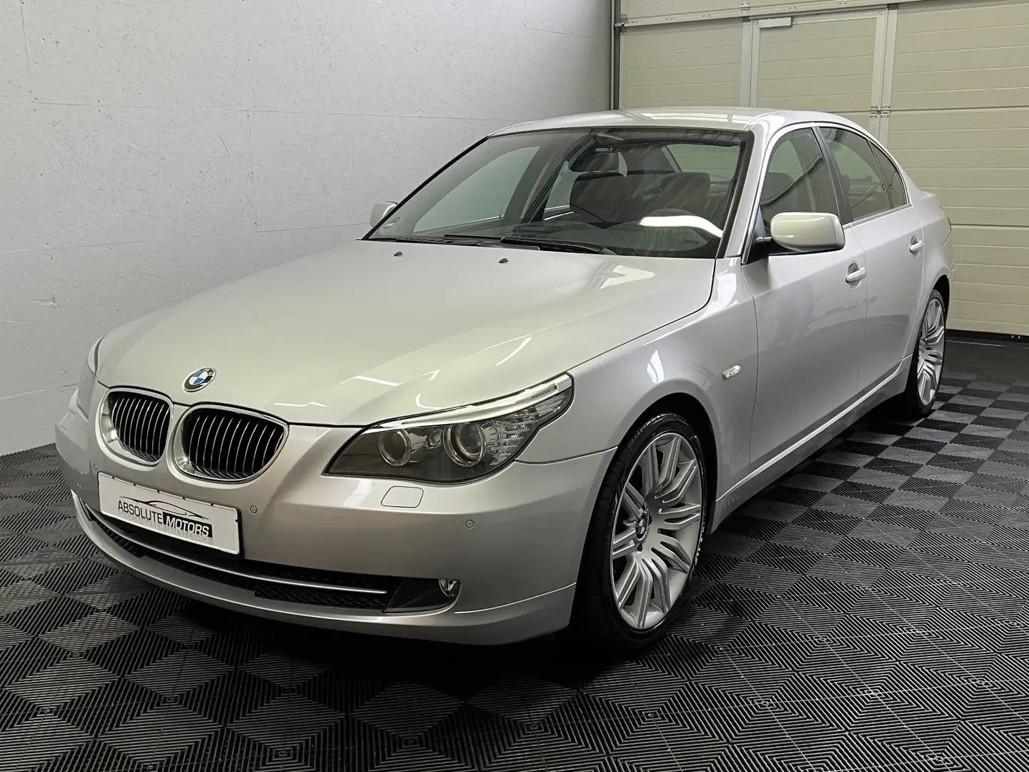 BMW 523 i E60 Autom. LCI *AHK *Xenon *Navi Stříbrná - 1