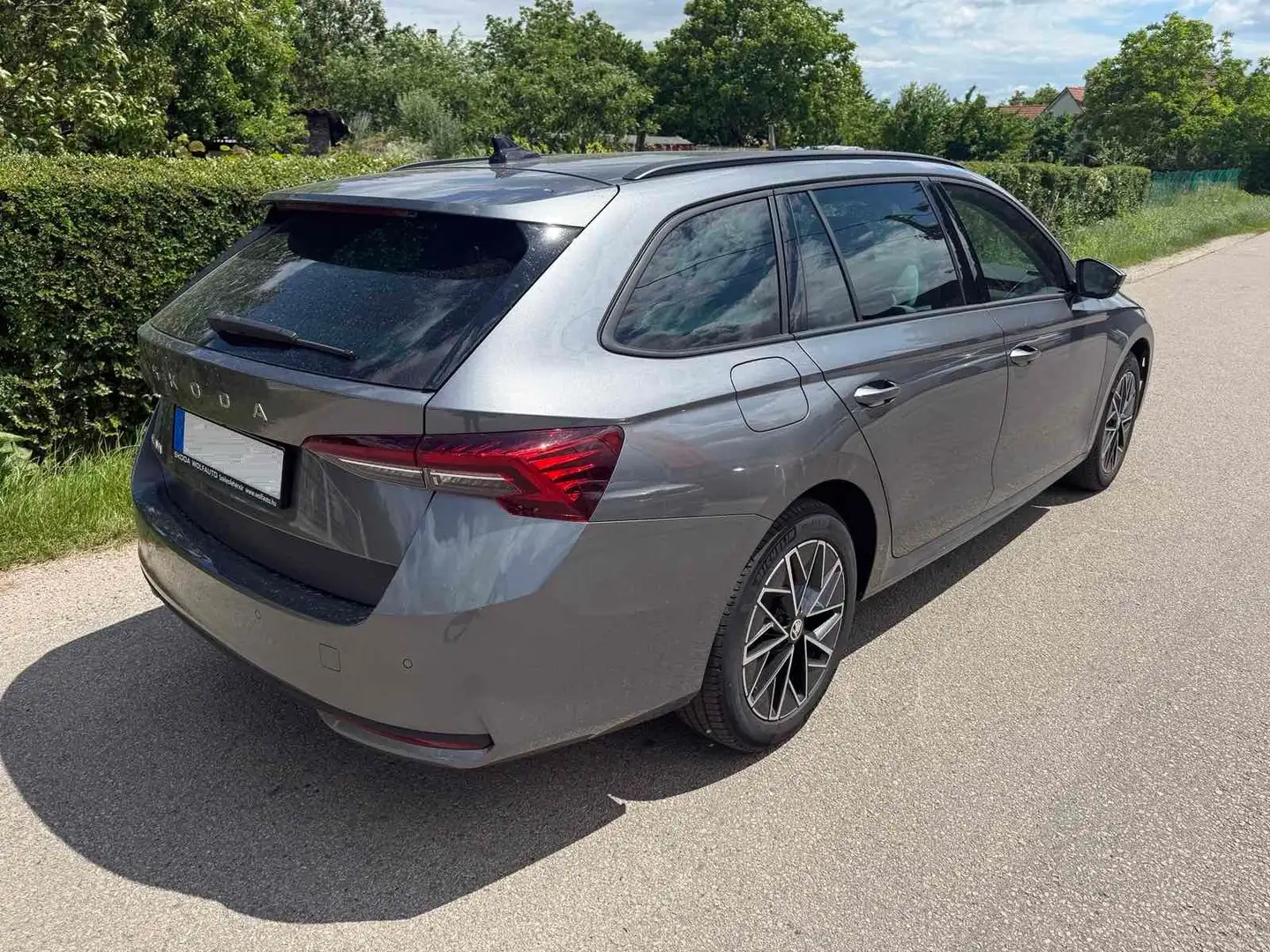 Skoda Octavia Combi 2.0 TDI DSG Selection AHK Matrix Grau - 2