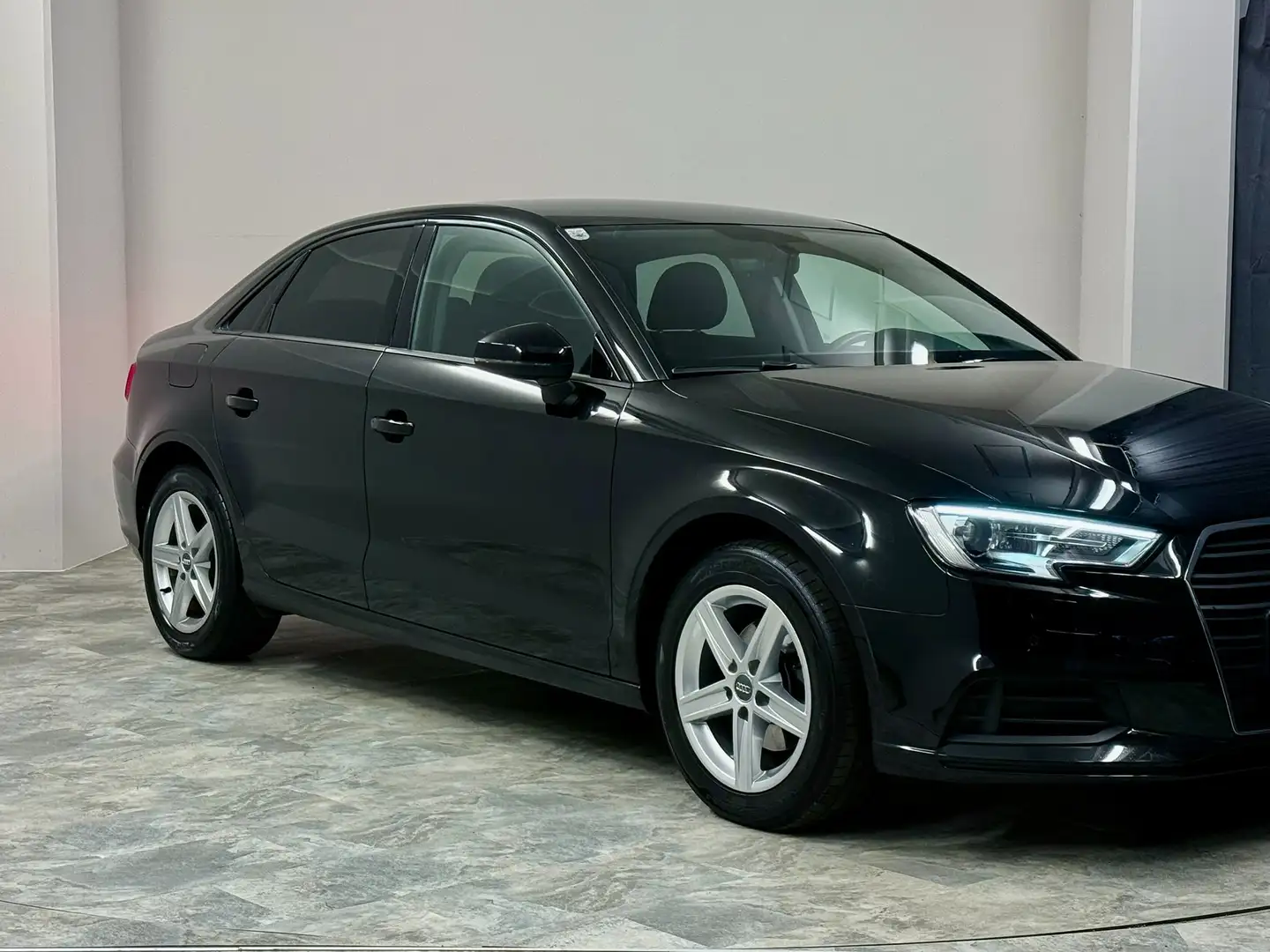 Audi A3 II 1.6 TDI II Standheizung II Sport II MMI II Noir - 2