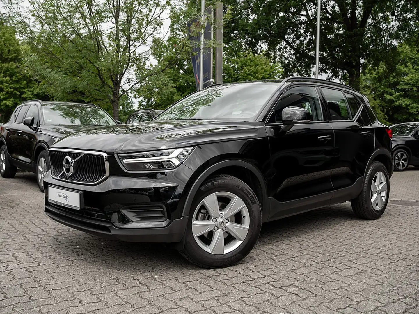 Volvo XC40 T2 Momentum Core Black - 1