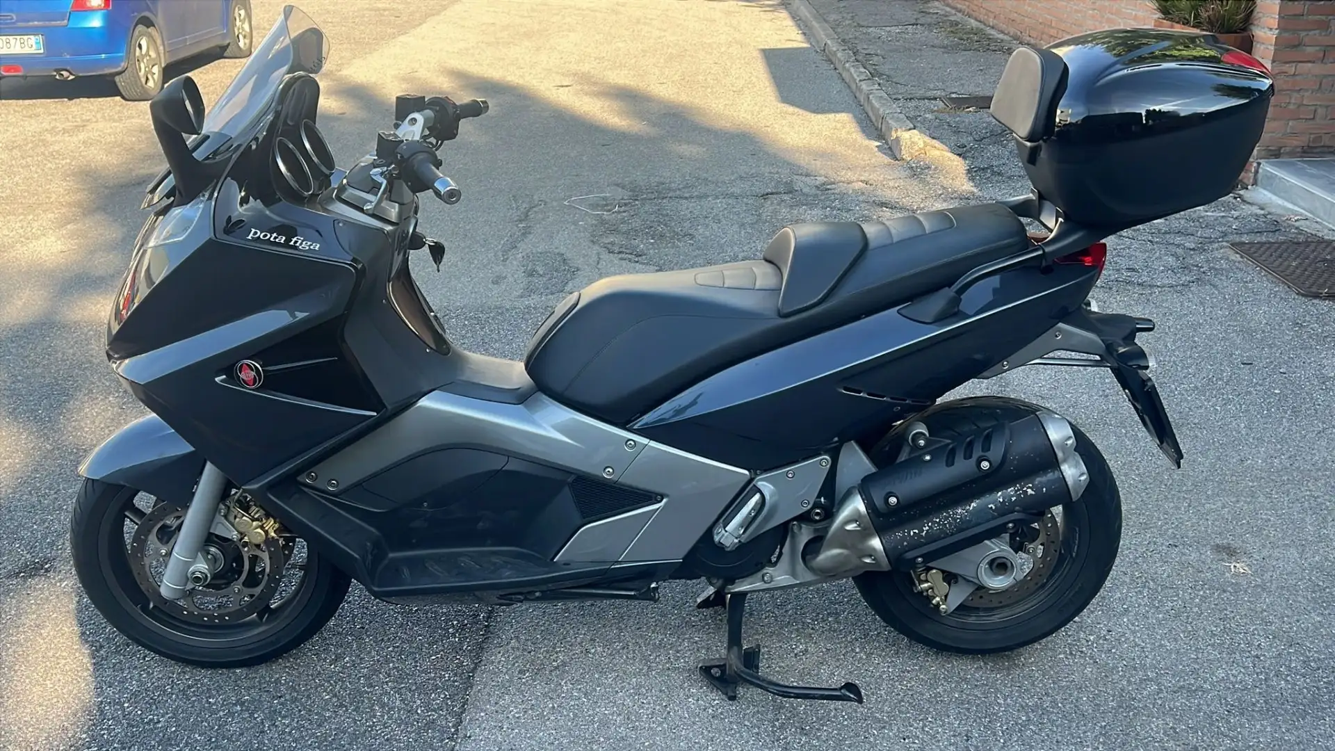Gilera GP 800 Gris - 2