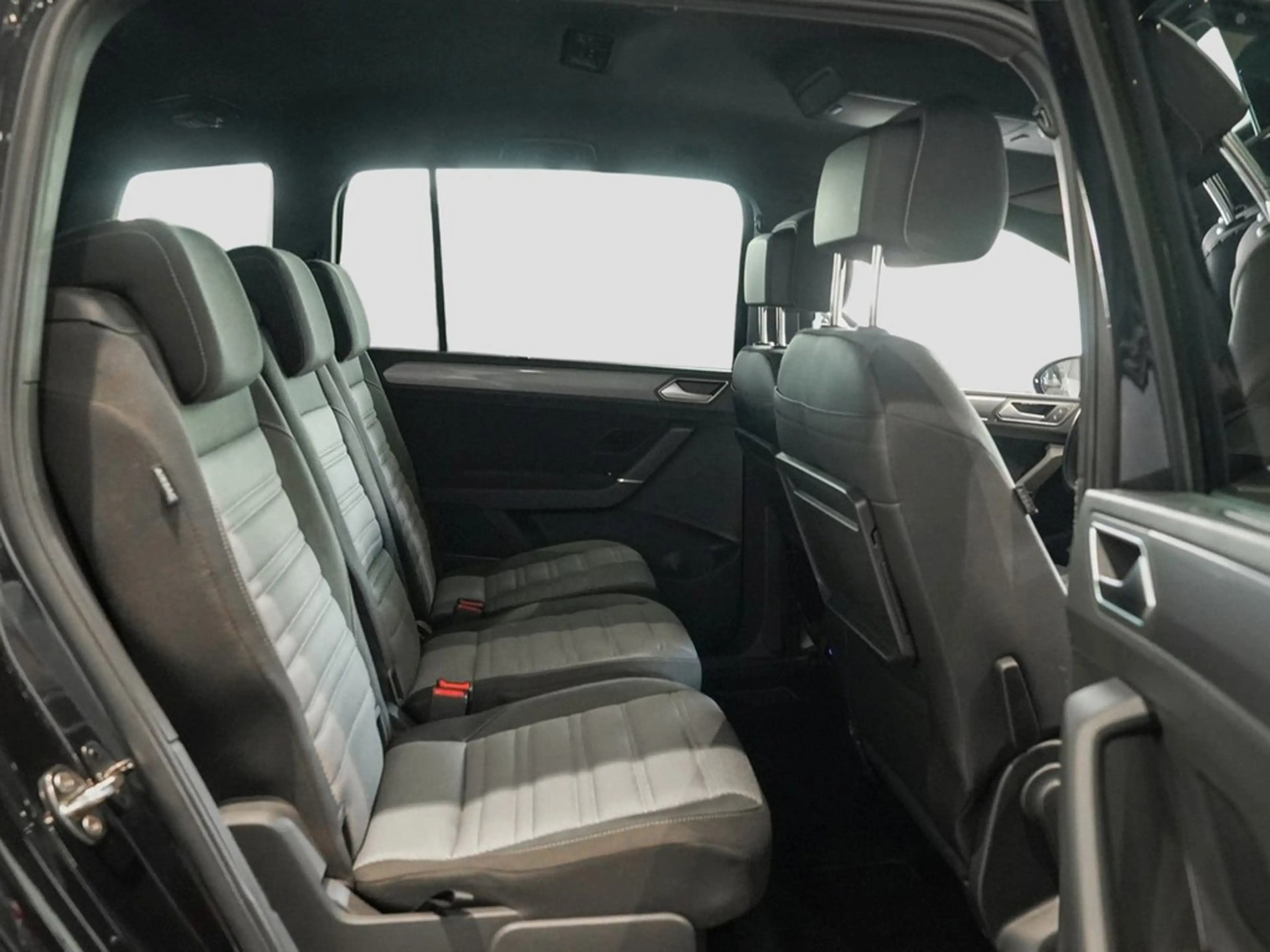 Volkswagen Touran 2.0 TDI DSG Highline R-Line 7-Sitze *LED*AHK*St... — photo 9