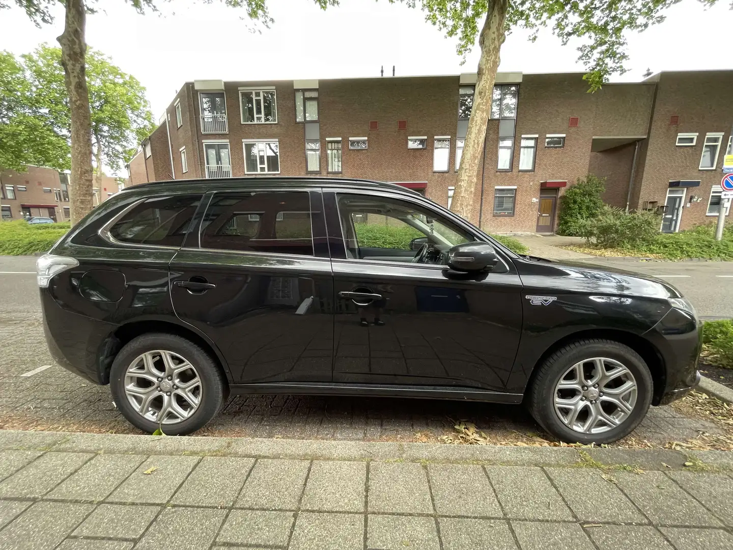 Mitsubishi Outlander 2.0 PHEV Instyle Negru - 1