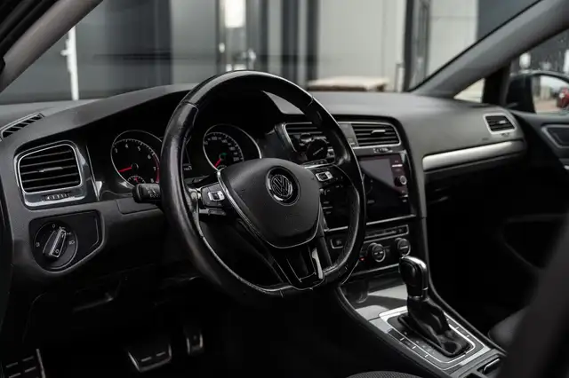 Volkswagen Golf view 9