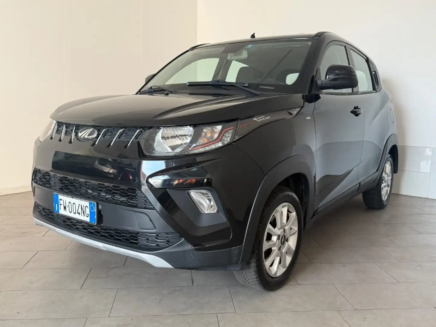 Mahindra KUV100 1.2 VVT M-Bifuel(GPL) K8 Schwarz - 2
