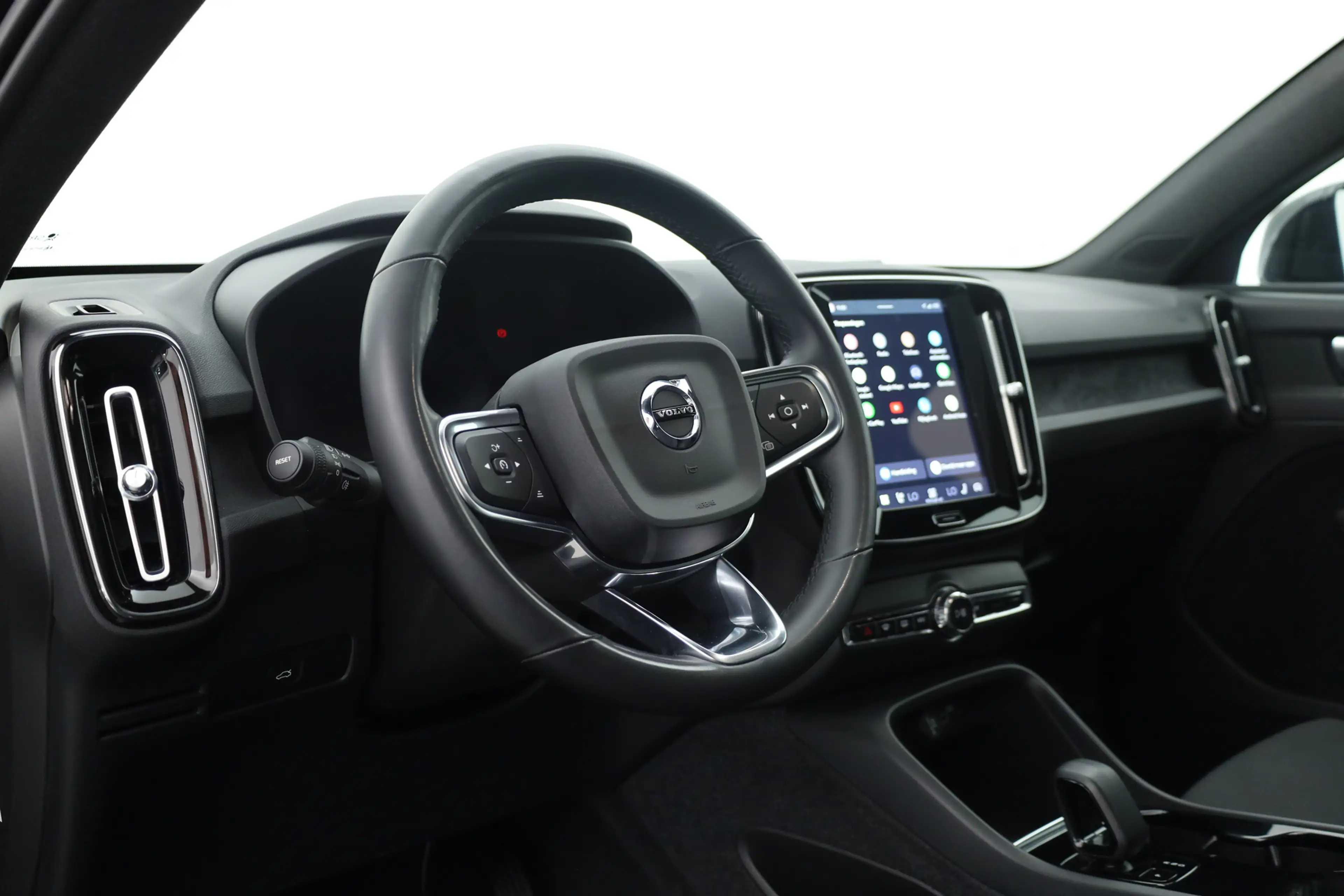 Volvo C40 Recharge Core 69 kWh | Trekhaak | Panorama dak | S — photo 4