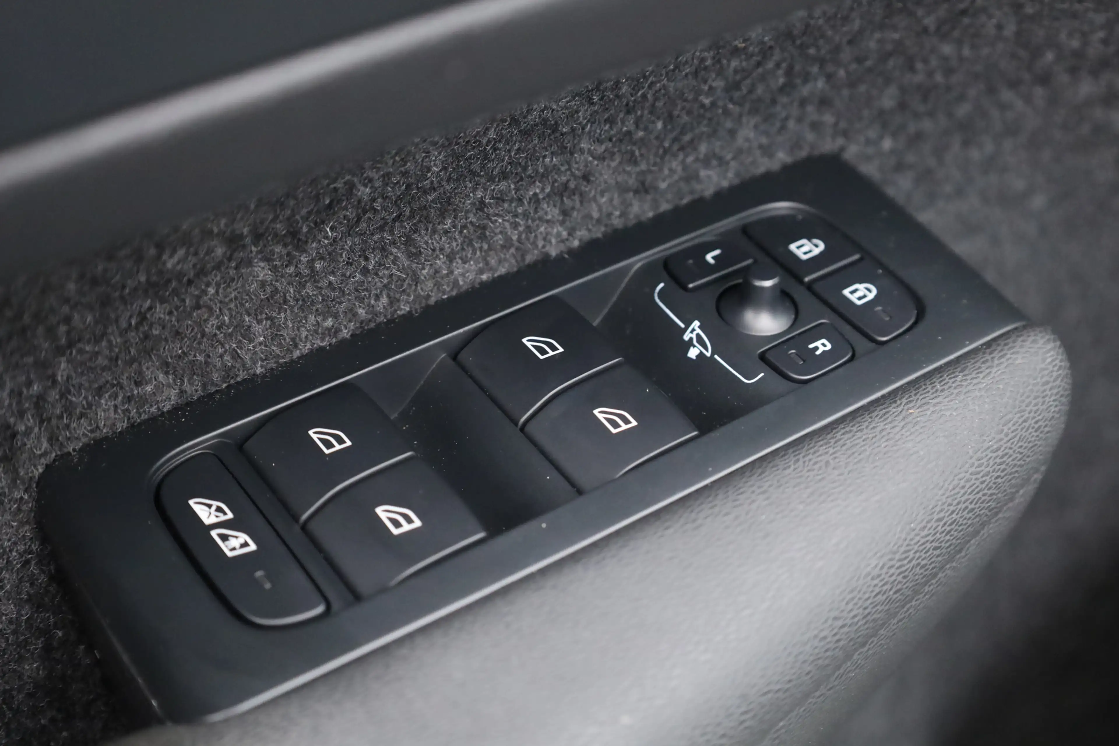 Volvo C40 Recharge Core 69 kWh | Trekhaak | Panorama dak | S — photo 6