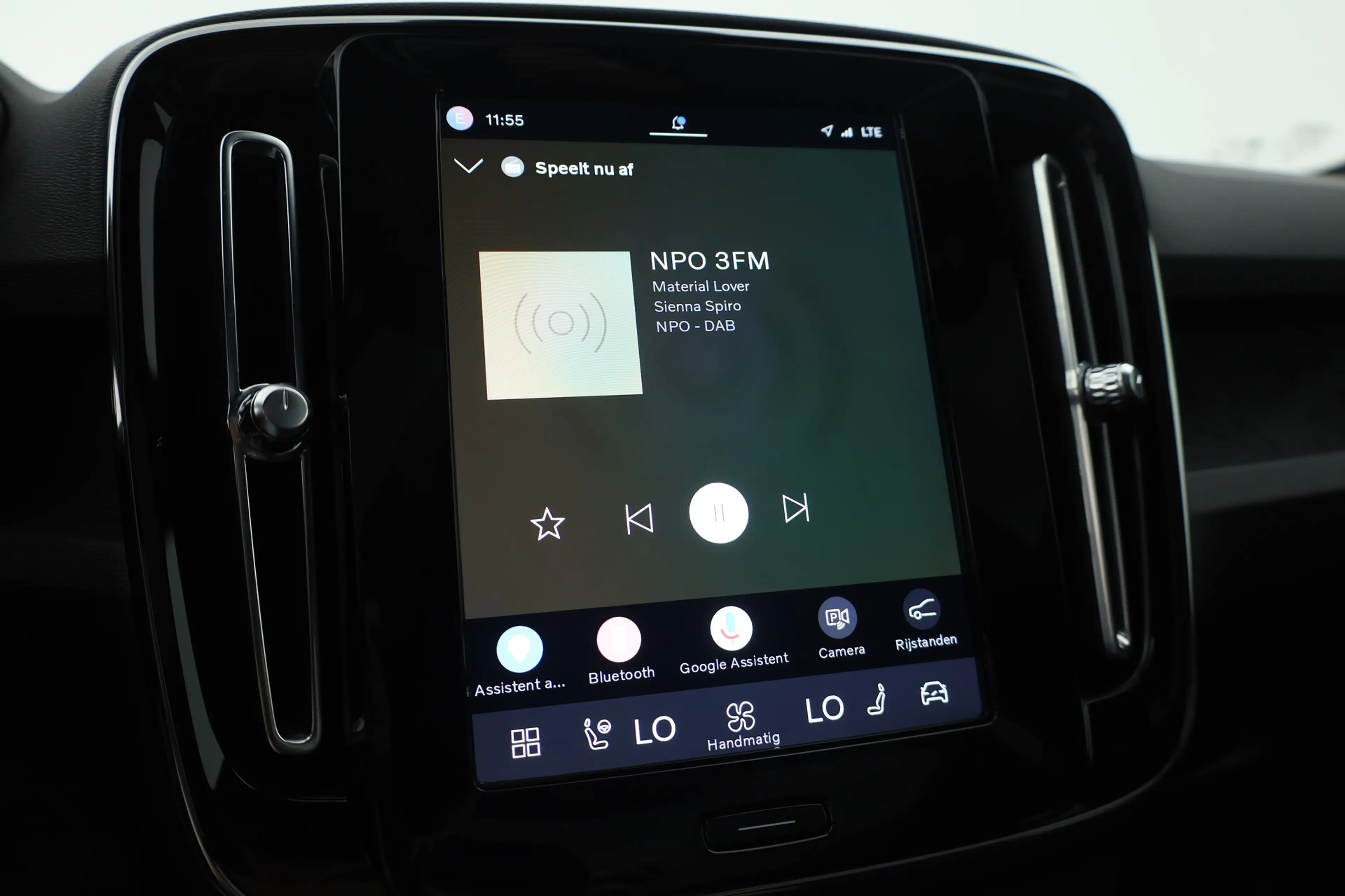 Volvo C40 Recharge Core 69 kWh | Trekhaak | Panorama dak | S — photo 13