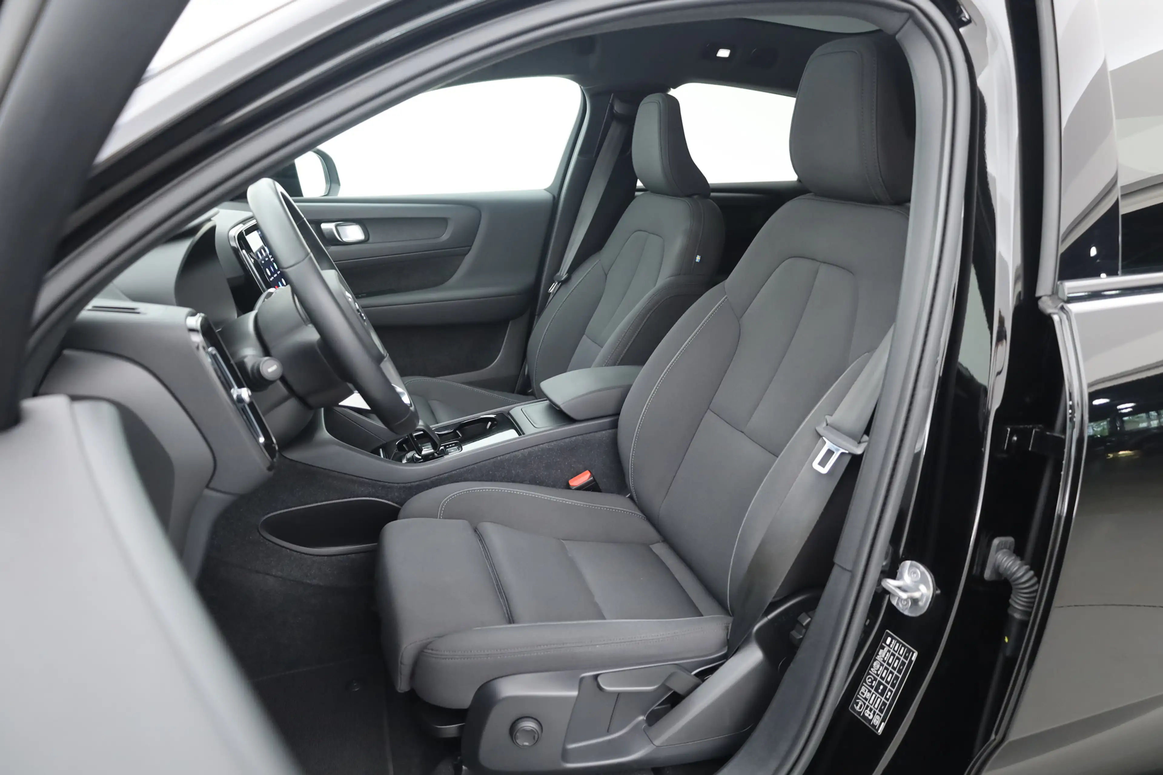 Volvo C40 Recharge Core 69 kWh | Trekhaak | Panorama dak | S — photo 3