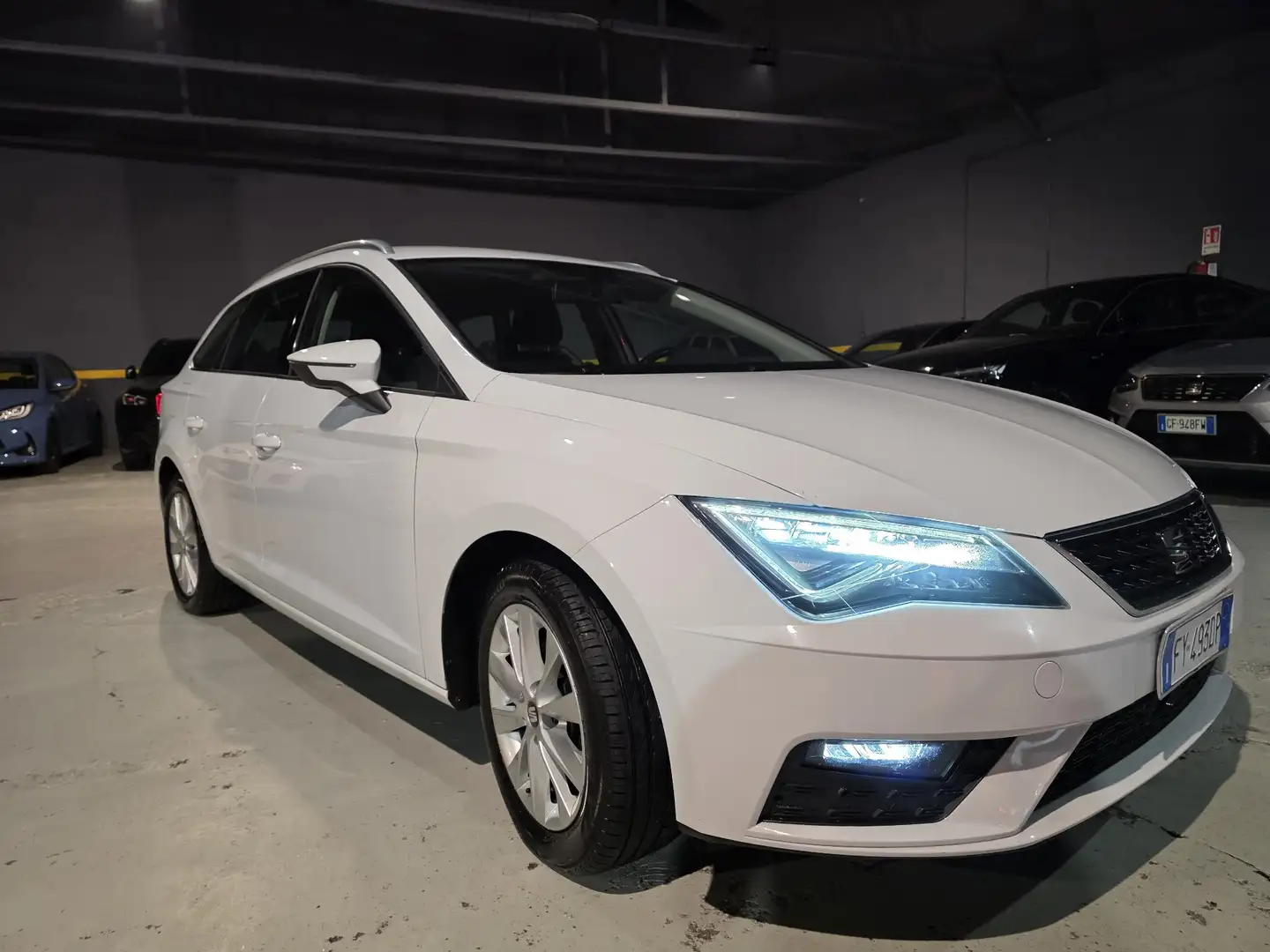 SEAT Leon SW DSG ST 1.6 TDI BUSINESS 115CV NAVI CARPLAY Bianco - 2