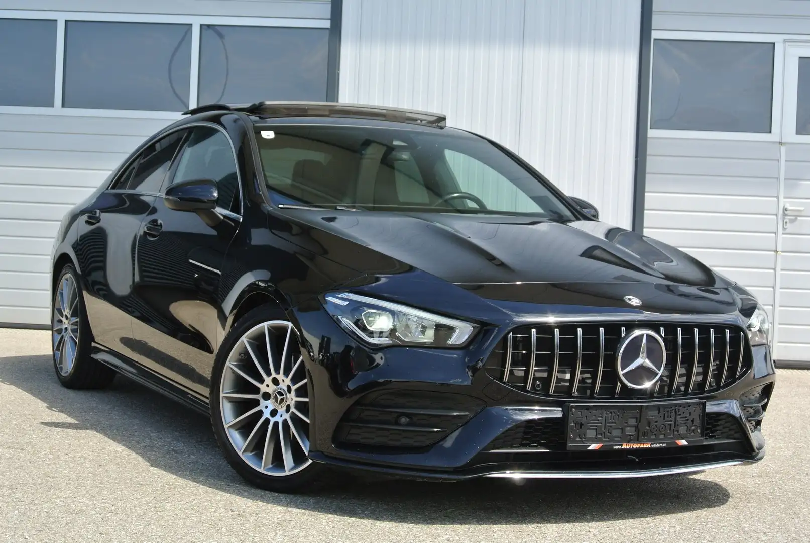 Mercedes-Benz CLA 200 Coupe Aut. ** AMG-Line * LED * SHZ * PDC * Schwarz - 1