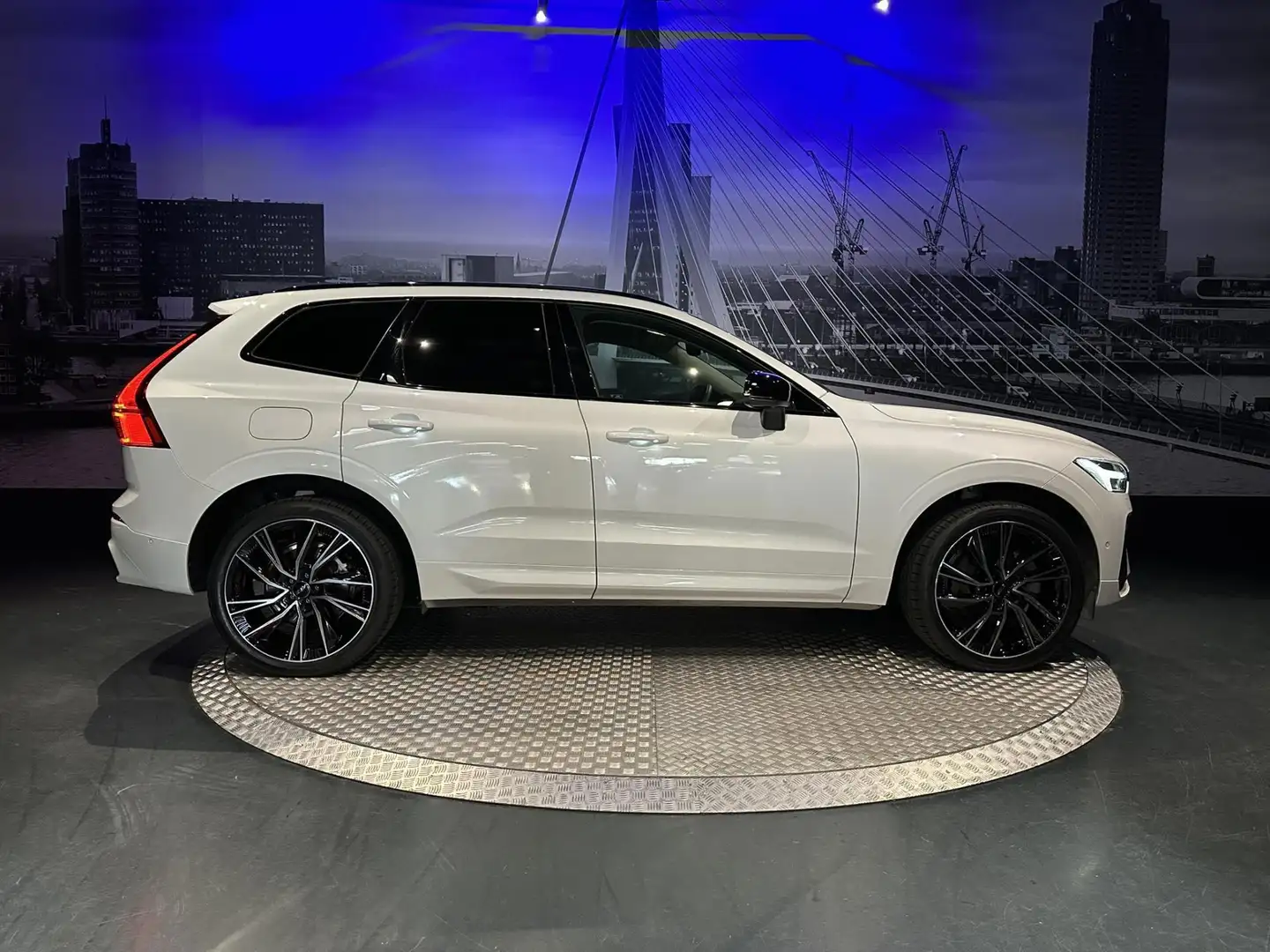 Volvo XC60 2.0 T6 Plug-in hybrid AWD Plus Dark *Pano*HKSound* Blanc - 2
