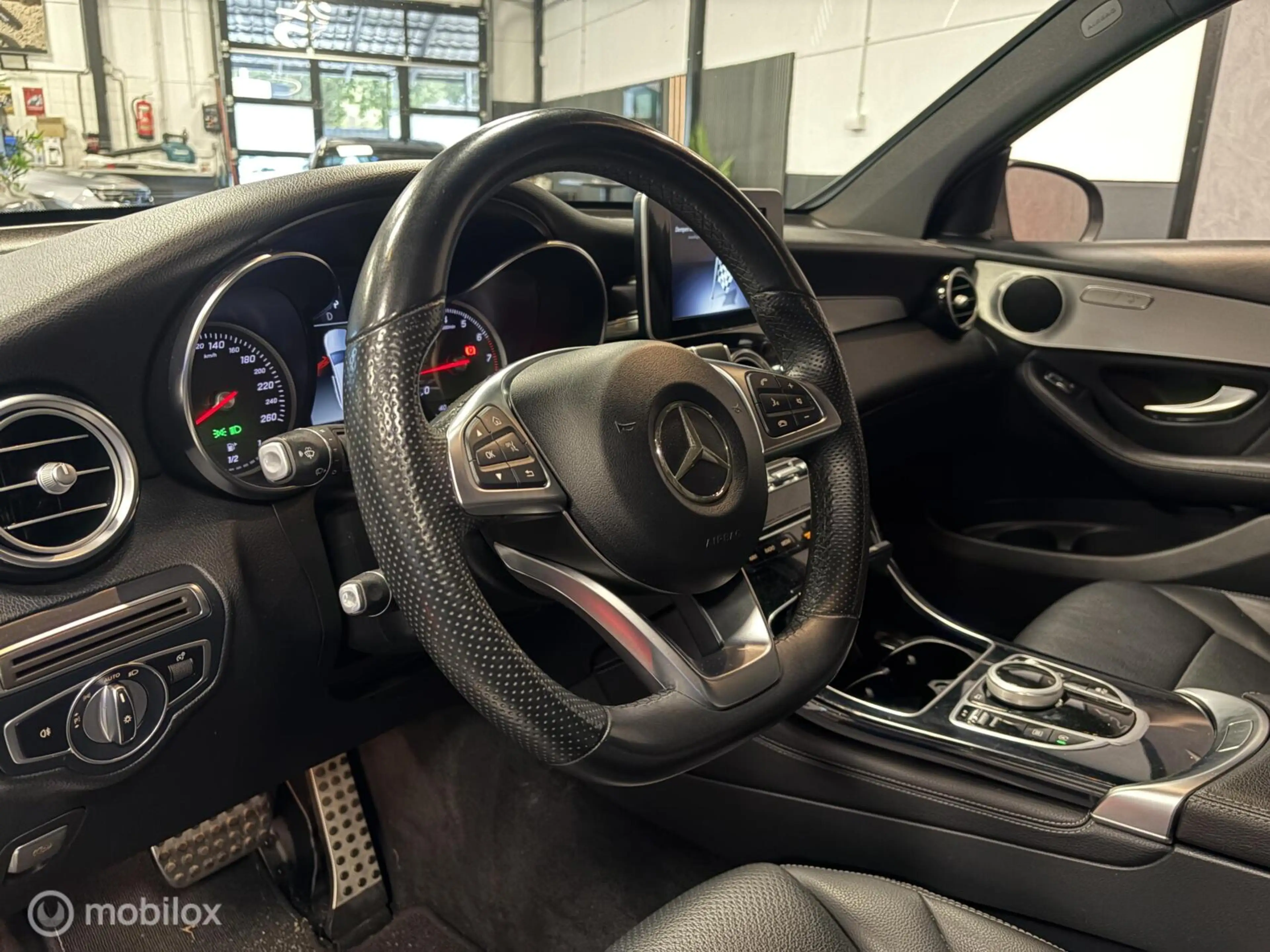 Mercedes-Benz GLC 300 4MATIC AMG Line ZWART LEDER / LED / STOELVERW. / N — photo 4