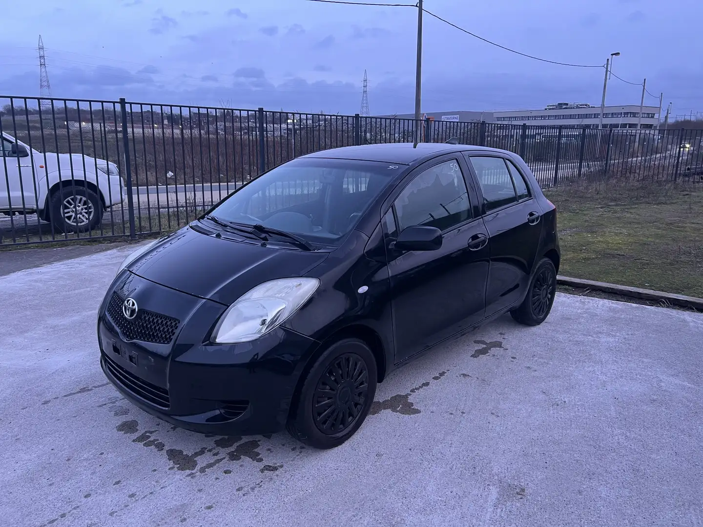 Toyota Yaris 1.0 - 69 VVT-i  ONLY EXPORT Schwarz - 2