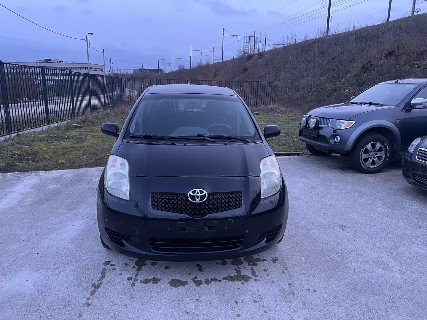 Toyota Yaris 1.0 - 69 VVT-i  ONLY EXPORT Schwarz - 1