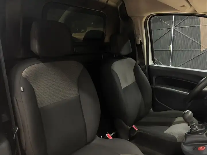 Renault Kangoo 2022, foto 13