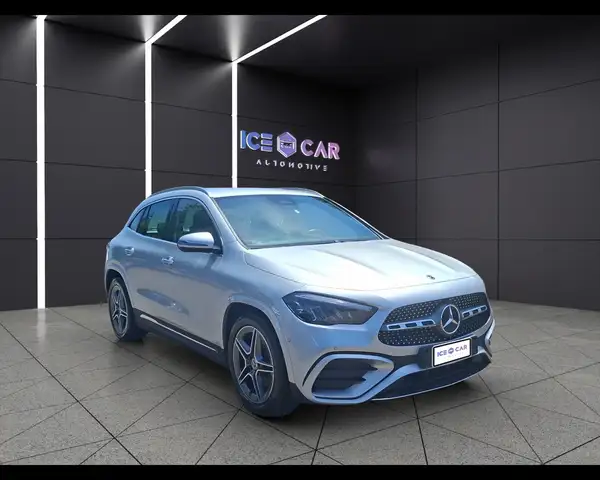 Mercedes-Benz Gla view 3