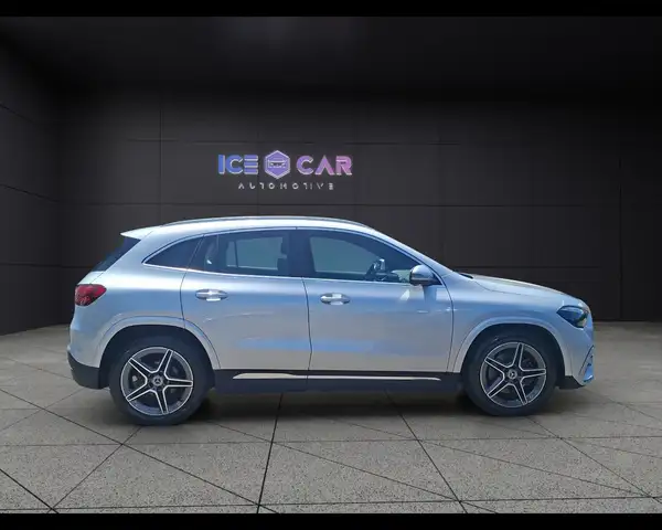 Mercedes-Benz Gla view 4
